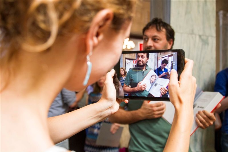 Galleria fotograficaLa presentazione di "100 chef x 10 anni": il microfono a Claudio Ceroni, patron MAGENTAbureauPaolo Marchi con Massimo BotturaGli chef affacciati alla balconata della Stazione Centrale di MilanoIl saluto degli chefSpazio agli autori e ai curatori di "100 chef x 10 anni": Giulia Corradetti, Annalisa Cavaleri, Carlo Passera. Con loro, Claudio Ceroni e Paolo MarchiLuciano Monosilio, Luca De Santi, Anthony Genovese, Cesare Battisti, Francesco ApredaClaudio Ceroni intervistatoPaolo Marchi, Massimo Bottura e Stefano Peccatori, direttore generale di Mondadori ElectaAlessandro Negrini, i fratelli Costardi e Davide ScabinDavide OldaniDavide Scabin con Enrico PaneroI cuochi "naturali": Simone Salvini e Pietro Leemann. C'era anche Daniela Cicioni