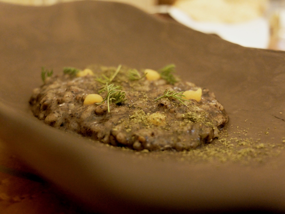 Galleria fotografica






Sulla destra, Spugna di pistacchio salato di Niko Romito (foto Tanio Liotta). Romito sarà relatore a Identità Milano









Pane, burro e alici di Yoji Tokuyoshi (foto Tanio Liotta)









Gli appetizer a base di pollo di Andrea Ribaldone, che sarà relatore a Identità Milano









Canocchie, acqua di pomodoro e verbena essiccata di Gianluca Gorini (foto Tanio Liotta). Gorini sarà relatore a Identità Milano









Yin Yang di gamberi rossi, quinoa allo zenzero e avocado con leche de tigre al mango di Italo Bassi (foto Aromicreativi)









Gambero, olio di semi di fragola e Campari di Riccardo Camanini (foto Brambilla-Serrani). Camanini sarà relatore a Identità Milano









Orto di lumache di Norbert Niederkofler (foto Tanio Liotta). Niederkofler sarà relatore a Identità Milano









Tartare di Fassona all'acqua cotta di porcini di Carlo Porcu (foto Tanio Liotta)









Subioti di farro, ribes, origano cretico, succo di fagiolini e trota salmonata grattugiata di Oliver Piras (foto Tanio Liotta). Piras sarà relatore a Identità Milano









Minestra di mare mischiata potente di Marianna Vitale (foto Carlo Passera)









Ravioli di arachidi toscane, ricci di mare e ristretto di pollo ruspante di Enrico Bartolini (foto Tanio Liotta). Bartolini sarà relatore a Identità Milano









Mezze maniche al brodo di prosciutto, torta fritta e ristretto di balsamico di Terry Giacomello (foto Tanio Liotta)









Risotto napoletano ai sentori di peperone imbottito di Nino Di Costanzo (foto Tanio Liotta). Di Costanzo sarà relatore a Identità Milano






