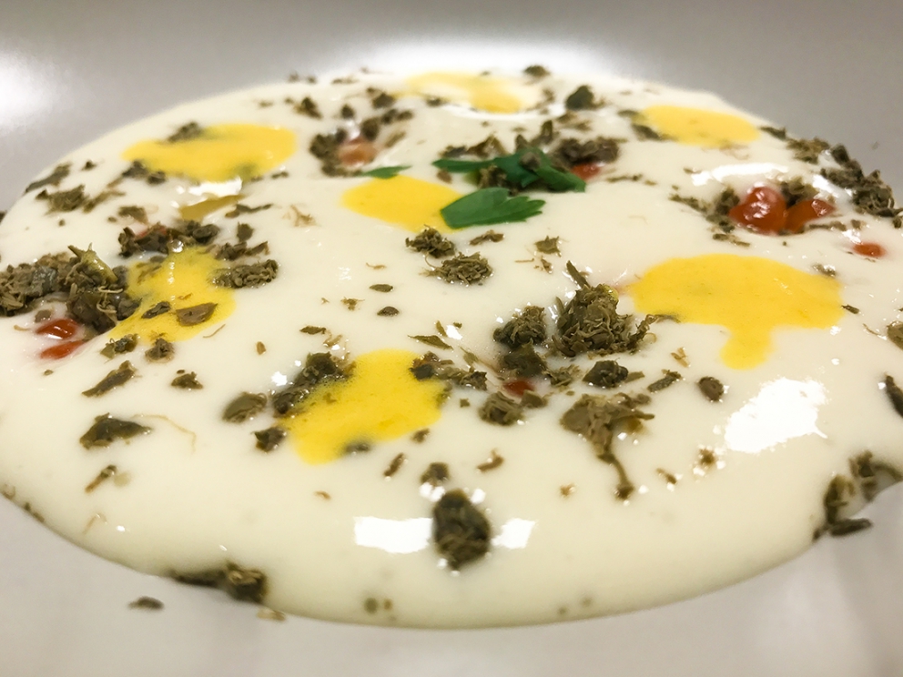 Galleria fotografica






L'ingresso di Eataly Smeraldo a Milano, vestito a festa per il decennale. Il primo Eataly aprì al Lingotto di Torino il 27 gennaio 2007. Milano inaugurò nel marzo 2014









121 i coperti della cena celebrativa milanese, distribuiti al secondo piano









Antonia Klugmann si prepara









Foto di gruppo prima della cena. Si incaricano dell'introduzione della serata, dei cuochi e dei piatti Stefano Murialdo, direttore di Eataly Milano (al centro) e Gabriele Zanatta di Identità Golose (a sinistra)









Bartolini, Tokuyoshi, Berton, Ruggieri e Tassa









Ruggieri, Tassa, Klugmann e Varese














Enrico Bartolini









Klugmann e Tassa














Tutti al posto, si comincia









L'entrée di 4 assaggi di Andrea Berton: Focaccia con burro all’olio e alice marinata, Parmigiana di melanzane, Bon bon di baccalà al nero e Panino al vapore con barbabietola






