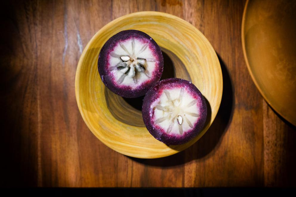 Galleria fotograficaChampagne&nbsp;Louis Roederer&nbsp;2009, Blanc de blancs
Pi&ntilde;uela e tamarindo
Pi&ntilde;uela&nbsp;e tamarindo, da vicino
Vongola regina dal golfo di California
La vongola da vicino
Saluto con pomodori disidratati e chapulines&nbsp;
Brodo freddo di masa con lime e fiori del momento
Mead, birrificio&nbsp;Escollo, stato di&nbsp;Quer&eacute;taro
Cocco giovane e caviale
Vino: Presencia Casual 2014, da uve Semillon,&nbsp;Luis-Antoine Luyt, Cile
Frutta tropicale e Chile de arbol (peperoncino Coda di topo)
