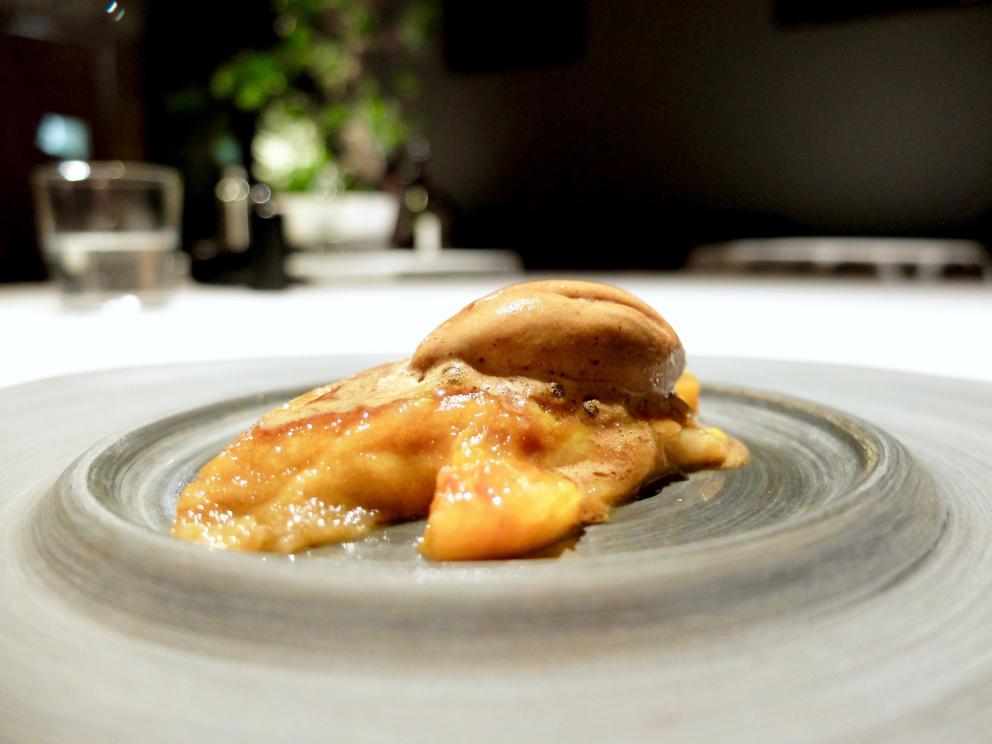 Galleria fotografica






La nostra cena all'Undicesimo Vineria negli scatti di Tanio Liotta. Si parte con il territorio mandato in orbita: Radicchio rosso di Treviso, acidulato di umeboshi, rose e litches









Cialda di fagiolo Mug, rapa rossa e karkadè









Dashi croccante, sedano rapa e alga nori









Cannolo di topinambur ed erba di San Pietro canforata









Tacos di mandorla, carota, lime e coriandolo









Canocchia, wasabi, girasole, kiwi fermentato, crescione e silene









Oxalide, lardo, fragola fermentata, stellina odorosa e karkadè bianco: forti note acide che il lardo rende più morbide









Volpina, nervetti, katsuobushi, sedano di Scozia e sedano di monte: un piatto di altissimo livello









Raviolo di frattaglie di rombo, uova di baccalà affumicato, cervello di vitello: delizioso, il cervello che regala una nota fondente, suadente, dolce









Tortellini di tamarindo, doppia panna e angustura: bellissimo ribaltamento di un piatto della tradizione









Capelli d'angelo, pino marittimo, pinoli e ruta: le note balsamiche sono molto muscolose, anche troppo









Pastinaca, tambari, nasturzio e curcuma: esaltazione di vegetalità









Germano, pu-er, anguilla e fiori di sambuco: godimento pieno






