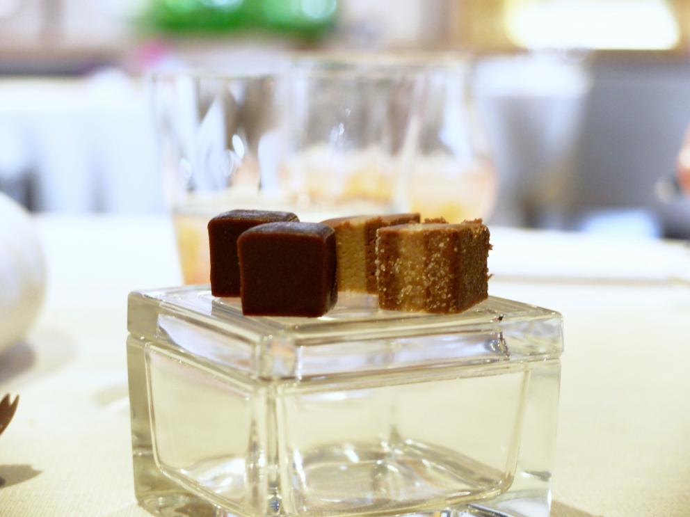 Galleria fotograficaUn pranzo spettacolare grazie a Michela ed Emanuele Scarello. Lo raccontano gli scatti di Tanio Liotta. S'inizia con gli appetizer: Sfera di zucchine trifolate e gel di menta, Cono di insalata russa e farina di ceci, Cialda di fagioli, lenticchie e amaranto e patate di Godia, Spugna di erbe verdi e cipolla fondente, Meringa al formaggio soffiato, Croccante di pistacchi, Grana Padano e caff&eacute;. E ancora: prosciutto crudo San Daniele Dall'Ava, grissini di polenta, ricotta fresca con erba cipollina
Gocce di cipolla con siero di latte, aglio orsino e caviale: piatto insieme delicato e di classe
Parfait di seppia con il suo nero e tuorlo candito al burro. La seppia &egrave; prima cotta a poi tostata, la consistenza perfetta
Solo d&rsquo;alghe,&nbsp;la mia insalata di mare: piatto indimenticabile, &laquo;non ci sono cozze, seppie n&eacute; rucola&raquo;, bens&igrave; sette tipi d'alga e quattro piante alofite, poi panna cotta salata al bergamotto, maionese d'agrumi, yogurt al pompelmo... Quindi acqua di mare, si degusta con un vermuth agricolo Santon aromatizzato al santonego, ossia l'artemisia di Grado. Eccelso, il piatto compie un anno di vita, &laquo;ne dedichiamo ogni anno uno al mare&raquo;
Erbe di campo&nbsp;con tartare di crostacei e brodo d&rsquo;asparagi
Tortelli di carciofo violetto&nbsp;con filetto d&rsquo;agnello, aglio dolce e crema soffice di topinambur
Traduzione della Tradizione:&nbsp;la pasta e fagioli di Scarello, con aglio gentile e aria di Grana Padano
Scarello&nbsp;rielabora&nbsp;cos&igrave;, in modo magistrale, un risotto all'ossobuco, con crema soffice allo zafferano e fondo di stinco
Bon bon&nbsp;di foie gras e polvere di lamponi. La pasta &egrave; fatta con latte e kuzu, un amido che deriva da una pianta d'origine asiatica
La via delle spezie:&nbsp;piccione con caff&egrave;, macis, curcuma, cardamomo e coriandolo. Grandissimo piatto, &laquo;Udine&nbsp;&egrave; sulla via dei cramars, ossia dei mercanti di spezie carnici che da Venezia portavano le loro mercanzie&nbsp;al Nord Europa&raquo;
Foglie di salvia, finocchio, kaffir lime, menta, fiore di loto e nasturzio prima essiccate e poi passate nello zucchero
Crema di riso,&nbsp;gelato di limone bruciato e olive taggiasche
Cioccolato Ivoire&nbsp;con sedano, finocchio e mela verde&nbsp;accompagnato da una sfera di yogurt e zenzero
Torta di frutta secca e semi di zucca
