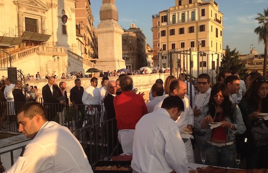 Galleria fotograficaPalloncini rossi in piazza di Spagna: via a Chef sotto le stelle 225 gradi, sole e tanti sorrisiLa terrazza del Palazzetto dell'Hotel Hassler, prologo dell'eventoA sinistra, il colombiano Roy Caceres di Metamorfosi e&nbsp;Massimo D'Innocenti di Casina ValadierA destra, Michele Gioia del Cesar della Posta VecchiaGianfranco Pascucci scherza con Alessandro Circiello e&nbsp;Anna Dente dell'Osteria di San CesarioDino De BellisMozzarella di bufala a go go