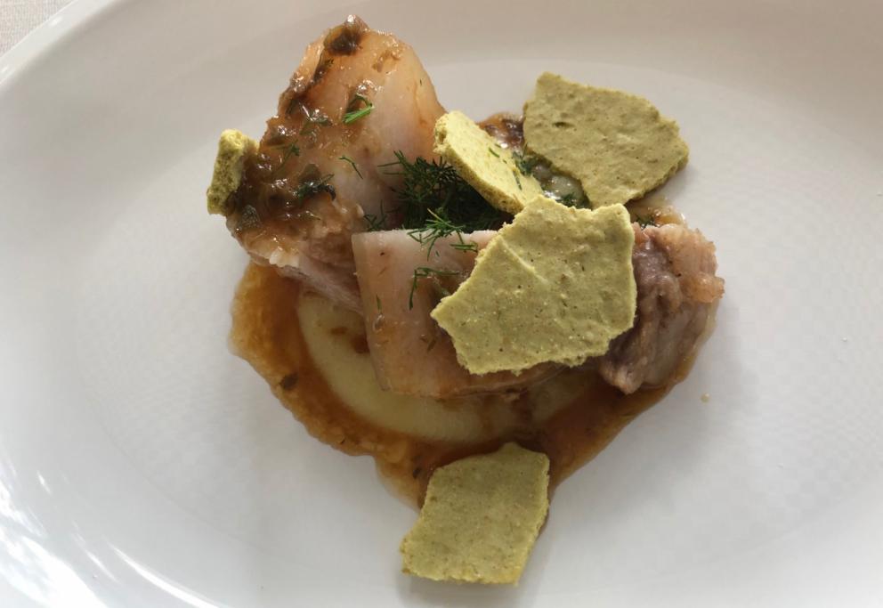 Galleria fotografica






La cena prologo di Pig Calabria è stata preparata al De Gustibus di Palmi. Nella foto Armando e Maurizio Sciarrone, figlio e padre









Padre e figlio della Macelleria Arturo di Campo Calabro (Reggio Calabria) preparano la caddara tradizionale a Villa Rossi. A sobbolire, le frittole, tutti i tagli del maiale









Luca Abbruzzino, chef del ristorante Abbruzzino di Catanzaro, tra Enzo e Renato Ioppolo della Macelleria Fratelli Ioppolo di San Giorgio Morgete (Reggio Calabria), telefono +39.0966.935101









Il motto è noto: del maiale non si butta via nulla









Luciano Monosilio (Pipero, Roma) prepara il su Bao ai piedini di maiale con salsa thai









E intanto fuori la caddara sobbolle









Sulla postazione di Angelo Sabatelli (Angelo Sabatelli, Putignano, Bari), girelle di topinambur e una montagna di ‘nduja









Ruggiero mette a punto la Cotenna soffiata









Costina di maiale glassata col liquido di cottura della frittola, aglio fermentato, puntarelle di Antonio Biafora (Biafora, San Giovanni in Fiore, Cosenza)









Costina glassata e crumble di pane alla camomilla di Gennaro Di Pace, Osteria di Porta del Vaglio a Saracena (Cosenza)









Taco di castagna, maiale, mela verde e maionese di ostriche di Luca Abbruzzino









Cotenna soffiata con mentuccia, provolone, sardella alla ‘nduja, limone e arancia di Mauricio Zillo (A Mere, Parigi)






