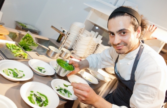 Galleria fotograficaCoda fuori dallo showroom Agape, via Statuto 12, per il piatto di Andrea BertonIl piatto di Berton:&nbsp;Focaccia di Recco con controfiletto di manzo crudo e composta di pomodoro piccanteAndrea BertonArclinea, corso Monforte 28: si preparano i fratelli&nbsp;Christian e Manuel Costardi, cuochi del ristorante Cinzia di VercelliL'imbuto di metallo per infilare il risotto nel barattolo warholiano. Alle spalle di Christian Costardi, Giulia Corradetti di Magenta BureauCostardi&rsquo;s tomato rice (omaggio a Andy Warhol)Manuel e ChristianLa gente godeCesar in via Larga 23, presidiato da&nbsp;Giovanni Ruggieri del ristorante RefettorioGiovanni Ruggieri con la sua&nbsp;Crema di patate con tarassaco all&rsquo;aceto di moscato, asparagi e salsa al crescione