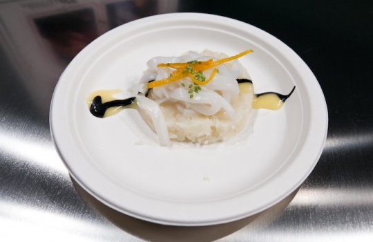 Galleria fotograficaCoda fuori dallo showroom Agape, via Statuto 12, per il piatto di Andrea BertonIl piatto di Berton:&nbsp;Focaccia di Recco con controfiletto di manzo crudo e composta di pomodoro piccanteAndrea BertonArclinea, corso Monforte 28: si preparano i fratelli&nbsp;Christian e Manuel Costardi, cuochi del ristorante Cinzia di VercelliL'imbuto di metallo per infilare il risotto nel barattolo warholiano. Alle spalle di Christian Costardi, Giulia Corradetti di Magenta BureauCostardi&rsquo;s tomato rice (omaggio a Andy Warhol)Manuel e ChristianLa gente godeCesar in via Larga 23, presidiato da&nbsp;Giovanni Ruggieri del ristorante RefettorioGiovanni Ruggieri con la sua&nbsp;Crema di patate con tarassaco all&rsquo;aceto di moscato, asparagi e salsa al crescioneGiovanni RuggieriTutti da Dada in via Larga, angolo piazza Santo Stefano, per&nbsp;Fabio Pisani e Alessandro Negrini di Aimo e NadiaFabio PisaniSpaghetti di Benedetto Cavalieri in cous cous con mozzarella di bufala campana, pomodori pugliesi &ldquo;al filo&rdquo; e profumo di limoni della CostieraLa granelle di cous cous &egrave; ricavata da spaghettoni frullati a crudoDa De Longhi, via Borgogna 8, c'&egrave; Alice Delcourt dell'Erba BruscaAlice DelcourtUltimo giro d'olio per il&nbsp;Cous cous speziato con erbe aromatiche, albicocche e zuccaMatteo Torretta ha cucinato allo Scavolini Store di piazza MissoriA destra Matteo Torretta, chef de Al V Piano di MilanoSotto al minipimer,&nbsp;Finto risotto di finocchi al sentore di sambucaLa spuma &egrave; di sambucaMatteo TorrettaDa Valcucine, corso Garibaldi 99, c'&egrave; il Ratan&agrave; di MilanoCesare Battisti, boss del Ratan&agrave;Il Risotto con verdure e erbe di primavere fresche, cotte e croccanti di BattistiTutti insieme appassionatamentePaolo MarchiOttava tappa: Febal, via FatebenefratelliIn secondo piano, Giovanni Giberti di Pav&eacute;&nbsp;Il Tiramisuper di Giovanni GibertiPer Giberti, 3 preparazioni diverse in 3 giorni: nei primi due, la&nbsp;Barbajada e&nbsp;Lime basilico e fragole
&nbsp;E' il turno di Ilve, via Giulio RomanoC'&egrave; Viviana Varese del ristorante AliceE la sua Passatina di pomodoro con ricotta e sgombriTappa finale, Rossana&nbsp;in via Turati 6
&nbsp;Golam Sarwar e Antonio Scognamiglio, menti cucinanti del giapponese/fusion Bento in corso Garibaldi di Tunde Pecsvari