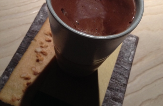 Galleria fotograficaSi parte con gli amuse-bouche, tra i quali anche uno spicchio di pizza, nella versione &ldquo;a vapore&rdquo; brevettata da Massimiliano e Raffaele (ne abbiamo parlato qui). Buona, &egrave; buona; poi, rende bene il tentativo delle Calandre di scrollarsi di dosso l&rsquo;ampollosit&agrave; del tristellato per indossare abiti pi&ugrave; casual (foto Passera)SCAMPI TOSTATI CON "FORMAGGIO" FRESCO DI LATTE DI FAVE, RADICCHIO E MELE
Formaggio tra virgolette, perch&eacute; si tratta in realt&agrave; di un tofu ottenuto da latte di fave fatto cagliare con l'aggiunta di nigari, un cloruro di magnesio estratto dall'acqua di mare. Fa da base agli scampi tostati. Il piatto &egrave; fresco e aromatico, anche per il forte impatto delle note agrumate dovute all'uso di succo di limone nella preparazione del tofu e poi dell'essenza spray di limone, della linea In.gredienti, che viene spruzzata a mise en place terminata, andandosi a fondere in difficile equilibrio con i sentori amarognoli del radicchio e quelli dolci della mela. La carnosit&agrave; iodica dello scampo, comunque, ne risulta perfettamente rispettata. La ricetta &egrave; raccontata dallo stesso Alajmo. Che poi dice: &laquo;E' una delle prime preparazioni che evidenzia la sensazione lattica di un vegetale. Caratteristica dominante &egrave; la leggerezza, unita alla percezione di totale integrit&agrave; di scampi, fave, mela, delle materie&raquo;&nbsp;(foto Sergio Coimbra)CAPPUCCINO DI SEPPIE AL NERO
Forse il piatto icona delle Calandre, giustamente imitato tanto da apparire oggi &ldquo;normale&rdquo;, perch&eacute; entrato stabilmente &ndash; nelle sue infinite varianti possibili &ndash; nel canovaccio della cucina d&rsquo;autore. Di perfetta armonia. Online si trovano decine di ricette per farselo a casa, ma forse conviene passare dal reparto gastronomia a Rubano, dove troverete le due componenti &ndash; la crema di patate e la seppia al nero &ndash; separate, sottovuoto, gi&agrave; dosate e pronte da portare e unire a casa (foto Wowe)Dice Alajmo: &laquo;Inizialmente servito in un piatto fondo, ha trovato poi forma nella trasparenza. Un bianco e nero verticale, enfatizzato dal ricordo perimetrico della seppia, un gioco votato a rivalutare la dignit&agrave; degli ingredienti poveri. Il cappuccino, rappresentato da un gusto basico-sapido, si pu&ograve; paragonare a un tiramis&ugrave;: la patata si traveste da mascarpone e la seppia da caff&egrave;. Semplice e avvolgente, stimola la salivazione in un compiacimento gustativo dai tratti infantili&raquo;CANNELLONI CROCCANTI DI RICOTTA E MOZZARELLA DI BUFALA CON PASSATA DI POMODORO
Un po&rsquo; come la pizza: madeleine quasi disarmante che rievoca casa, sapori familiari, atmosfere conosciute. A volte Massimiliano Alajmo viene accusato di essere troppo freddo, cerebrale, perfetto in una sorta di algidit&agrave; d&rsquo;autore. Questo piatto pu&ograve; anche essere la sua risposta, di indubbia classe (foto Wowe)Dice Alajmo: &laquo;Candele friabili e cremose dal sapore di pizza conducono inevitabilmente i polpastrelli al gioco spensierato della scarpetta. Un calzone insolito, decisamente partenopeo, che risveglia quell&rsquo;istinto inconsapevole, proprio dei bambini&raquo;RISOTTO ALLO ZAFFERANO CON POLVERE DI LIQUIRIZIA
Che Andy Hayler, il diversamente celebre ex manager Shell che s&rsquo;&egrave; girato tutti i ristoranti tristellati del mondo, lo abbia classificato come &ldquo;risotto pi&ugrave; buono del pianeta&rdquo;, fa parte in fondo delle sciocchezzuole di cui si parla giusto per curiosit&agrave;. E&rsquo; invece, al pari del Cappuccino di seppie al nero, il signature dish che trova sulla rete centinaia di imitatori pi&ugrave; o meno improvvisati. Accarezza le papille gustative con suadenza che sulle prime non t&rsquo;aspetteresti ma che non risulta aliena, in un incontro-scontro che diventa connubio perfetto, come spiega lo stesso Alajmo (foto Wowe)Dice infatti Alajmo: &laquo;Dedicato a Mariapia, mia moglie, e alla sua terra, liquirizia e dallo zafferano, congiungono le parti pi&ugrave; estreme della pianta: l&rsquo;una bassa, profonda e nascosta, l&rsquo;altra alta, seducente e luminosa. Quasi fosse un dialogo tra gli opposti: l&rsquo;origine e la crescita, la nascita e la rinascita. Di fatto i due ingredienti presentano caratteristiche simili e nel contempo opposte. L&rsquo;uno entra in bocca amaro e ne esce dolce, l&rsquo;altro entra dolce e ne esce amaro; un inseguimento, una reale staffetta del gusto. I colori rispecchiano il contrasto pur mantenendo una verit&agrave; nascosta. La parte pi&ugrave; tenebrosa, solo alla presenza della luce. Un&rsquo;analogia forte, un piatto per molti aspetti rassicurante&raquo; (foto Wowe)Il menu da poco sostituisce il classico risotto con gli Spaghetti zafferano e liquirizia: il piatto &egrave; un&rsquo;evoluzione molto interessante del suo celebre antecedente, ovvero una pasta che inizia il suo percorso come pasta e finisce come risottoBATTUTA DI VACCHETTA PIEMONTESE AL TARTUFO BIANCO
&ldquo;Piatto da degustare a mano, servito sulla corteccia&rdquo;, spiega gi&agrave; il menu. E in effetti qui &egrave; totale esplosione materica, orgia che coinvolge tutti i sensi, libido, carnalit&agrave; esibita. Il piatto pi&ugrave; istintivo, immediato, di nuovo a smentire la leggenda dell&rsquo;Alajmo solo cerebrale. Viene proposta anche una versione pi&ugrave; risparmiosa, con una salsa al curry al posto del tartufo bianco: non perde d&rsquo;efficacia, ci si ritrova a intingere i grumi di polpa, a far un&rsquo;impropria scarpetta. D&agrave; entusiasmo (foto Wowe)Dice Alajmo: &laquo;Il gesto del cuoco e del commensale, in un accordo antico che lega uomo a materia. Nessuna mediazione viene concessa, il cibo deve essere toccato dal corpo per un dialogo diretto. Qui carne e preda sono dolci, mansuete e appena vellutate. La carne &egrave; finalmente a nudo, la sua purezza quasi acquosa&raquo;MAIALINO DA LATTE ARROSTITO, SALSA ALLA SENAPE E POLVERE DI CAFFE&rsquo;
Poco da dire, un finale salato di piacevole classicit&agrave;, col maialino &ndash; ovviamente di cottura mirabile, dolce tenero e goloso &ndash; che incontra i giusti contrappunti: la piccantezza della senape, l&rsquo;amarezza della cicoria, l&rsquo;aromaticit&agrave; della polvere di caff&egrave; (foto Wowe)Dice Alajmo: &laquo;Un nuovo ingrediente entrava in cucina, un maialino piemontese che richiedeva una cottura prolungata e aromatica. Ne risult&ograve; una carne dolcissima, contrastata da due amari (cicoria e caff&egrave;) e da un piccante (la senape). Una pietanza stimolante, polposa e croccante con un vago sentore affumicato, che rievoca antiche cotture&raquo;