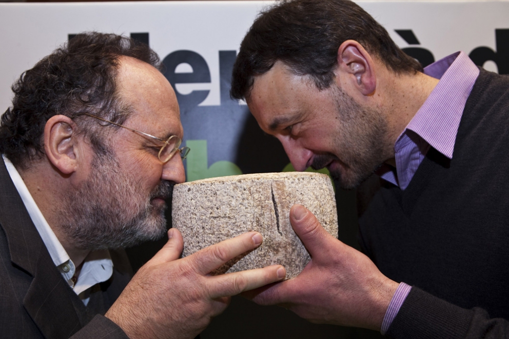 Galleria fotografica






Identità di libertà 2010 - Preparazioni








Identità di libertà 2010 - Il palco








Identità di libertà 2010 - Pietro Zito, chef del ristorante Antichi Sapori a Montegrosso d'Andria (Barletta-Andria-Trani)








Identità di libertà 2010 - Massimo Bottura sul palco








Identità di libertà 2010 - Pietro Leemann, chef del ristorante Joia a Milano








Identità di libertà 2010 - Emanuele Scarello, chef del ristorante Agli Amici a Udine








Identità di libertà 2010 - Le degustazioni 








Identità di libertà 2010 - Giusi Foschia, coltivatrice di fiori e erbe incontaminate commestibili a Tarcento (Udine)





