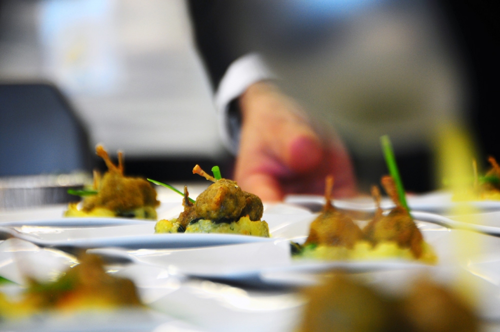 Galleria fotografica






Federico Graziani e Alessandro Negrini, sommelier e chef de Il Luogo di Aimo e Nadia a Milano








La lezione di Alessandro Negrini








Il Risotto carnaroli in guazzetto di mare di Alessandro Negrini








Il cooking show di Andrea Berton, chef del Trussardi alla Scala a Milano








Gli spaghetti alla chitarra di Andrea Berton








Gli spaghetti alla chitarra di Andrea Berton








Elio Sironi, chef del Bulgari a Milano








Il cooking show di Pietro Leemann, chef del Joia a Milano








La preparazione del Raviolo a mano di Pietro Leemann








Il Raviolo a mano di Pietro Leemann








Zuccherino, dessert servito da Pietro Leemann








Paolo Marchi introduce Giacomo Gallina, chef del Bice a Milano








La preparazione del lunch di Giacomo Gallina





