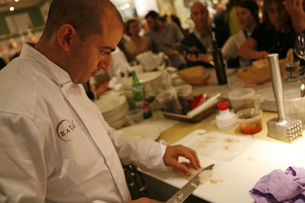 Galleria fotografica






I relatori di Identità New York 2010: da sinistra Gennaro Esposito, Pietro Zito, Emanuele Scarello, Massimo Bottura, Luca Montersino, Cristina Bowerman, Davide Scabin, Moreno Cedroni, Niko Romito, Pino Cuttaia, Ugo Alciati








Lidia Bastianich, Davide Scabin e Paolo Marchi alla conferenza stampa di presentazione Identità New York 2010 nella Piazza di Eataly








Conferenza stampa di presentazione Identità New York 2010 nella Piazza di Eataly








Identità New York 2010








Emanuele Scarello alla conferenza stampa di presentazione Identità New York 2010








Emanuele Scarello e Tatsuya Iwasaki al Corner delle Eccellenze








Luca Montersino alla Pasticceria di Eataly








Il Ristorante del Pesce con Cristina Bowerman e Pino Cuttaia








Gennaro Esposito e Ugo Alciati con gli assitenti di cucina al Ristorante della Pasta








Pietro Zito al Ristorante delle Verdure di Eataly








La Piazza di Eataly








Il menu di Emanuele Scarello al Corner delle Eccellenze





