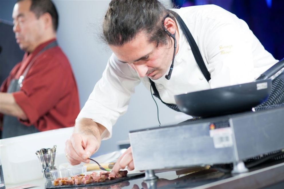 Galleria fotografica






Paolo Marchi apre le danze del ciclo "La cucina internazionale a Milano" con Awa Tourè e Thora Keita, madre e figlio che governano il ristorante di cucina maliano-africana Balafon, via Teodosio 6, zona Piola








Il piatto presentato dal Balafon: lo Yassa, preparazione tipica dell'Africa occidentale (Senegal e Mali), abbinabile a ogni tipo di carne e pesce. Sebbene musulmano di origini, Thora è italiano di nascita "e quindi non disdegno i salumi". 








Lo yassa con l'immancabile riso








Paolo Marchi con Mohammed Mabrouk, cuoco tunisino del ristorante Taglio in via Vigevano 10 (metrò Porta Genova). Con loro, in mezzo, lo chef di Taglio Domenico Della Salandra. Mabrouk ha raccontato i suoi 20 anni, l'arrivo in Italia a 5 e mezzo, tanti fratelli e lui solo con  il pallino della cucina seguendo/aiutando la madre








Mohammed Mabrouk ha presentato un'insalata di peperone rosso grigliata e poi pestata in un mortaio. Il prodotto simbolo del suo paese? Il dattero. La sua arancina di cous cous verrà inserita in carta da Taglio sulla scia di Identità 2015 e il peperone sarà uno dei piatti dei rubitt domenica 8 al Milano Food & Wine Festival








Mohammed Ali, egiziano de Il Pasto Giusto, in via Cesana 10 a Milano, metrò Cimiano. Ex pugile (di qui il nome), figlio di macellai, ha il culto degli gnocchi








Ali ha preparato un cous cous tendente al dolce con acqua e semola su vaporiera sigillata con la pellicola








Haruo Ichikawa e Lorenzo Lavezzari, co-chef del ristorante Iyo di via Pier della Francesca 74, vicino a piazza Firenze. Il ristorante, patron il modenese di origini cinesi Claudio Liu, ha ottenuto una stella Michelin nel novembre scorso, prima volta per un'insegna di cucina giapponese a Milano





