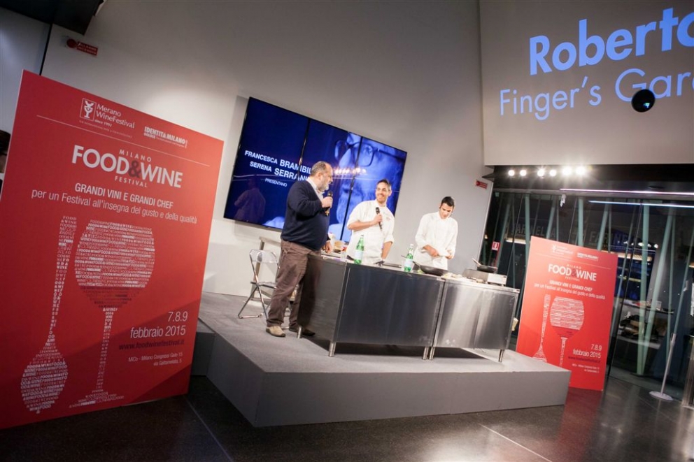 Galleria fotografica






Paolo Marchi apre le danze del ciclo "La cucina internazionale a Milano" con Awa Tourè e Thora Keita, madre e figlio che governano il ristorante di cucina maliano-africana Balafon, via Teodosio 6, zona Piola








Il piatto presentato dal Balafon: lo Yassa, preparazione tipica dell'Africa occidentale (Senegal e Mali), abbinabile a ogni tipo di carne e pesce. Sebbene musulmano di origini, Thora è italiano di nascita "e quindi non disdegno i salumi". 








Lo yassa con l'immancabile riso





