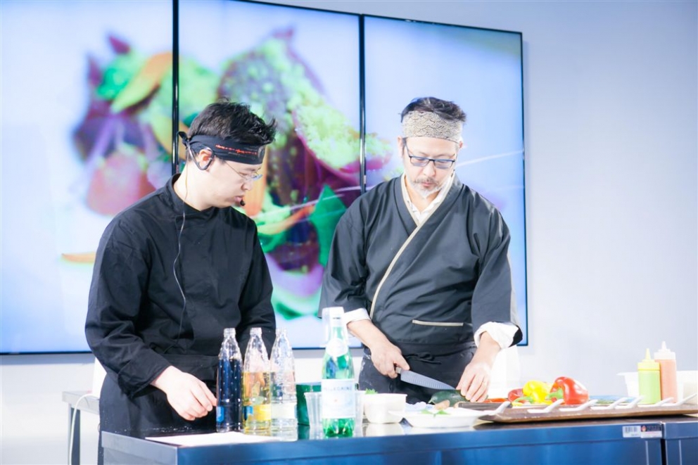 Galleria fotografica






Paolo Marchi apre le danze del ciclo "La cucina internazionale a Milano" con Awa Tourè e Thora Keita, madre e figlio che governano il ristorante di cucina maliano-africana Balafon, via Teodosio 6, zona Piola








Il piatto presentato dal Balafon: lo Yassa, preparazione tipica dell'Africa occidentale (Senegal e Mali), abbinabile a ogni tipo di carne e pesce. Sebbene musulmano di origini, Thora è italiano di nascita "e quindi non disdegno i salumi". 








Lo yassa con l'immancabile riso








Paolo Marchi con Mohammed Mabrouk, cuoco tunisino del ristorante Taglio in via Vigevano 10 (metrò Porta Genova). Con loro, in mezzo, lo chef di Taglio Domenico Della Salandra. Mabrouk ha raccontato i suoi 20 anni, l'arrivo in Italia a 5 e mezzo, tanti fratelli e lui solo con  il pallino della cucina seguendo/aiutando la madre








Mohammed Mabrouk ha presentato un'insalata di peperone rosso grigliata e poi pestata in un mortaio. Il prodotto simbolo del suo paese? Il dattero. La sua arancina di cous cous verrà inserita in carta da Taglio sulla scia di Identità 2015 e il peperone sarà uno dei piatti dei rubitt domenica 8 al Milano Food & Wine Festival








Mohammed Ali, egiziano de Il Pasto Giusto, in via Cesana 10 a Milano, metrò Cimiano. Ex pugile (di qui il nome), figlio di macellai, ha il culto degli gnocchi








Ali ha preparato un cous cous tendente al dolce con acqua e semola su vaporiera sigillata con la pellicola








Haruo Ichikawa e Lorenzo Lavezzari, co-chef del ristorante Iyo di via Pier della Francesca 74, vicino a piazza Firenze. Il ristorante, patron il modenese di origini cinesi Claudio Liu, ha ottenuto una stella Michelin nel novembre scorso, prima volta per un'insegna di cucina giapponese a Milano








Lorenzo Lavezzari dell'Iyo, ligure della Lunigiana e tanta gavetta dietro a insegne importanti, Sadler su tutti. Con il co-chef Ichikawa hanno esplorato la versatilità della radice del wasabi, ottima in abbinamento con la carne di kobe, la ricciola e anche le ganache al cioccolato





