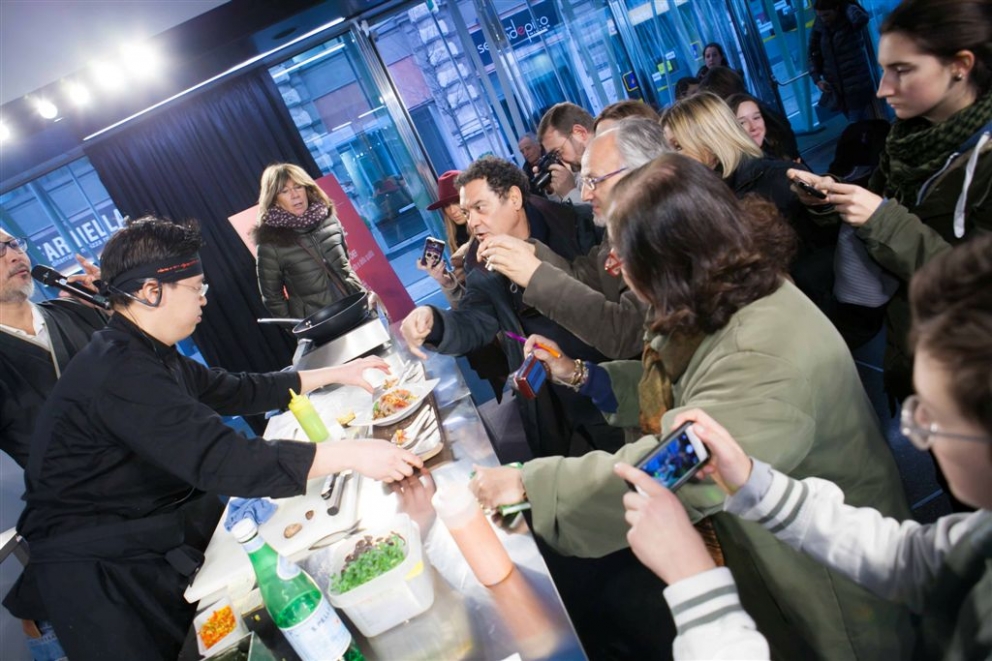 Galleria fotografica






Paolo Marchi apre le danze del ciclo "La cucina internazionale a Milano" con Awa Tourè e Thora Keita, madre e figlio che governano il ristorante di cucina maliano-africana Balafon, via Teodosio 6, zona Piola








Il piatto presentato dal Balafon: lo Yassa, preparazione tipica dell'Africa occidentale (Senegal e Mali), abbinabile a ogni tipo di carne e pesce. Sebbene musulmano di origini, Thora è italiano di nascita "e quindi non disdegno i salumi". 








Lo yassa con l'immancabile riso








Paolo Marchi con Mohammed Mabrouk, cuoco tunisino del ristorante Taglio in via Vigevano 10 (metrò Porta Genova). Con loro, in mezzo, lo chef di Taglio Domenico Della Salandra. Mabrouk ha raccontato i suoi 20 anni, l'arrivo in Italia a 5 e mezzo, tanti fratelli e lui solo con  il pallino della cucina seguendo/aiutando la madre








Mohammed Mabrouk ha presentato un'insalata di peperone rosso grigliata e poi pestata in un mortaio. Il prodotto simbolo del suo paese? Il dattero. La sua arancina di cous cous verrà inserita in carta da Taglio sulla scia di Identità 2015 e il peperone sarà uno dei piatti dei rubitt domenica 8 al Milano Food & Wine Festival








Mohammed Ali, egiziano de Il Pasto Giusto, in via Cesana 10 a Milano, metrò Cimiano. Ex pugile (di qui il nome), figlio di macellai, ha il culto degli gnocchi








Ali ha preparato un cous cous tendente al dolce con acqua e semola su vaporiera sigillata con la pellicola








Haruo Ichikawa e Lorenzo Lavezzari, co-chef del ristorante Iyo di via Pier della Francesca 74, vicino a piazza Firenze. Il ristorante, patron il modenese di origini cinesi Claudio Liu, ha ottenuto una stella Michelin nel novembre scorso, prima volta per un'insegna di cucina giapponese a Milano








Lorenzo Lavezzari dell'Iyo, ligure della Lunigiana e tanta gavetta dietro a insegne importanti, Sadler su tutti. Con il co-chef Ichikawa hanno esplorato la versatilità della radice del wasabi, ottima in abbinamento con la carne di kobe, la ricciola e anche le ganache al cioccolato








A destra, Roberto Okabe con il suo assistente. Lo chef dei ristoranti Finger's e Finger's Garden è brasiliano-paulista di origini giapponesi. Da qui una felice sintesi delle due tradizioni






