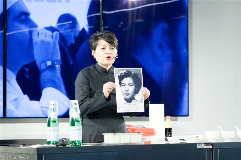 Galleria fotografica






Paolo Marchi apre le danze del ciclo "La cucina internazionale a Milano" con Awa Tourè e Thora Keita, madre e figlio che governano il ristorante di cucina maliano-africana Balafon, via Teodosio 6, zona Piola








Il piatto presentato dal Balafon: lo Yassa, preparazione tipica dell'Africa occidentale (Senegal e Mali), abbinabile a ogni tipo di carne e pesce. Sebbene musulmano di origini, Thora è italiano di nascita "e quindi non disdegno i salumi". 








Lo yassa con l'immancabile riso








Paolo Marchi con Mohammed Mabrouk, cuoco tunisino del ristorante Taglio in via Vigevano 10 (metrò Porta Genova). Con loro, in mezzo, lo chef di Taglio Domenico Della Salandra. Mabrouk ha raccontato i suoi 20 anni, l'arrivo in Italia a 5 e mezzo, tanti fratelli e lui solo con  il pallino della cucina seguendo/aiutando la madre








Mohammed Mabrouk ha presentato un'insalata di peperone rosso grigliata e poi pestata in un mortaio. Il prodotto simbolo del suo paese? Il dattero. La sua arancina di cous cous verrà inserita in carta da Taglio sulla scia di Identità 2015 e il peperone sarà uno dei piatti dei rubitt domenica 8 al Milano Food & Wine Festival








Mohammed Ali, egiziano de Il Pasto Giusto, in via Cesana 10 a Milano, metrò Cimiano. Ex pugile (di qui il nome), figlio di macellai, ha il culto degli gnocchi








Ali ha preparato un cous cous tendente al dolce con acqua e semola su vaporiera sigillata con la pellicola








Haruo Ichikawa e Lorenzo Lavezzari, co-chef del ristorante Iyo di via Pier della Francesca 74, vicino a piazza Firenze. Il ristorante, patron il modenese di origini cinesi Claudio Liu, ha ottenuto una stella Michelin nel novembre scorso, prima volta per un'insegna di cucina giapponese a Milano








Lorenzo Lavezzari dell'Iyo, ligure della Lunigiana e tanta gavetta dietro a insegne importanti, Sadler su tutti. Con il co-chef Ichikawa hanno esplorato la versatilità della radice del wasabi, ottima in abbinamento con la carne di kobe, la ricciola e anche le ganache al cioccolato








A destra, Roberto Okabe con il suo assistente. Lo chef dei ristoranti Finger's e Finger's Garden è brasiliano-paulista di origini giapponesi. Da qui una felice sintesi delle due tradizioni








Gran successo di pubblico per la lezione di cucina nippo-brasiliana di Okabe 








I peruviani Manuel Garcia e Sara Torres de La Peña de Pocho di via Paolo Frisi 11 (Porta Venezia) hanno presentato la ricetta dei tradizionali Tamales, un piatto a base di pasta di mais con carne di maiale, avvolta e cotta in una foglia di banano. Al centro, Niccolò Vecchia di Identità Golose








Non esiste una sola cucina cinese, ma almeno otto tradizioni storiche diverse, legate ad altrettante aree geografiche di quello che fu il Celeste Impero: questo il tema attorno al quale si è incentrato l’incontro che ha visto come protagonista Guoqing Zhang, chef del ristorante Bon Wei di via Lodovico Castelvetro 16-18 (zona Sempione), qui in foto con Francesco Boggio Ferraris, responsabile della Scuola di formazione permanente della Fondazione Italia-Cina
 








Con Carlo Passera di Identità Golose (a sinistra) e Boggio Ferraris (a destra), Le Zhang, figlio di Guoqing. Da sempre attenti alla purezza filologica delle ricette, i cuochi del Bon Wei hanno preparato uno splendido Pollo freddo in salsa piccante








Alcuni degli ingredienti usati per la ricetta per il Pollo freddo in salsa piccante








Il Pollo freddo in salsa piccante, titpico dello Sichuan, è anche noto come “Il pollo che fa aumentare l’acquolina”





