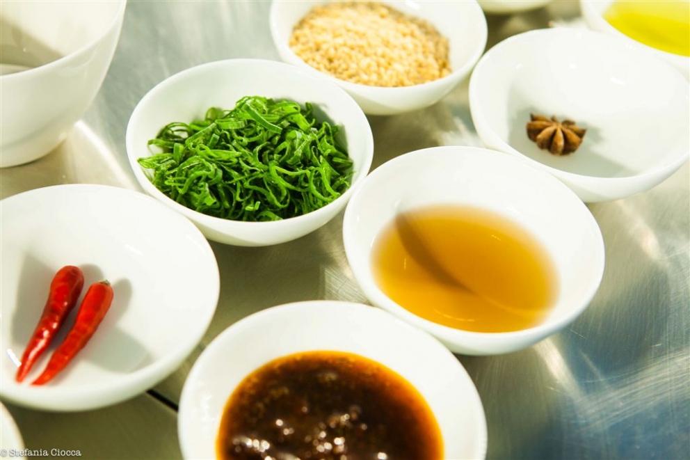 Galleria fotografica






Paolo Marchi apre le danze del ciclo "La cucina internazionale a Milano" con Awa Tourè e Thora Keita, madre e figlio che governano il ristorante di cucina maliano-africana Balafon, via Teodosio 6, zona Piola








Il piatto presentato dal Balafon: lo Yassa, preparazione tipica dell'Africa occidentale (Senegal e Mali), abbinabile a ogni tipo di carne e pesce. Sebbene musulmano di origini, Thora è italiano di nascita "e quindi non disdegno i salumi". 








Lo yassa con l'immancabile riso








Paolo Marchi con Mohammed Mabrouk, cuoco tunisino del ristorante Taglio in via Vigevano 10 (metrò Porta Genova). Con loro, in mezzo, lo chef di Taglio Domenico Della Salandra. Mabrouk ha raccontato i suoi 20 anni, l'arrivo in Italia a 5 e mezzo, tanti fratelli e lui solo con  il pallino della cucina seguendo/aiutando la madre








Mohammed Mabrouk ha presentato un'insalata di peperone rosso grigliata e poi pestata in un mortaio. Il prodotto simbolo del suo paese? Il dattero. La sua arancina di cous cous verrà inserita in carta da Taglio sulla scia di Identità 2015 e il peperone sarà uno dei piatti dei rubitt domenica 8 al Milano Food & Wine Festival








Mohammed Ali, egiziano de Il Pasto Giusto, in via Cesana 10 a Milano, metrò Cimiano. Ex pugile (di qui il nome), figlio di macellai, ha il culto degli gnocchi








Ali ha preparato un cous cous tendente al dolce con acqua e semola su vaporiera sigillata con la pellicola








Haruo Ichikawa e Lorenzo Lavezzari, co-chef del ristorante Iyo di via Pier della Francesca 74, vicino a piazza Firenze. Il ristorante, patron il modenese di origini cinesi Claudio Liu, ha ottenuto una stella Michelin nel novembre scorso, prima volta per un'insegna di cucina giapponese a Milano








Lorenzo Lavezzari dell'Iyo, ligure della Lunigiana e tanta gavetta dietro a insegne importanti, Sadler su tutti. Con il co-chef Ichikawa hanno esplorato la versatilità della radice del wasabi, ottima in abbinamento con la carne di kobe, la ricciola e anche le ganache al cioccolato








A destra, Roberto Okabe con il suo assistente. Lo chef dei ristoranti Finger's e Finger's Garden è brasiliano-paulista di origini giapponesi. Da qui una felice sintesi delle due tradizioni








Gran successo di pubblico per la lezione di cucina nippo-brasiliana di Okabe 








I peruviani Manuel Garcia e Sara Torres de La Peña de Pocho di via Paolo Frisi 11 (Porta Venezia) hanno presentato la ricetta dei tradizionali Tamales, un piatto a base di pasta di mais con carne di maiale, avvolta e cotta in una foglia di banano. Al centro, Niccolò Vecchia di Identità Golose








Non esiste una sola cucina cinese, ma almeno otto tradizioni storiche diverse, legate ad altrettante aree geografiche di quello che fu il Celeste Impero: questo il tema attorno al quale si è incentrato l’incontro che ha visto come protagonista Guoqing Zhang, chef del ristorante Bon Wei di via Lodovico Castelvetro 16-18 (zona Sempione), qui in foto con Francesco Boggio Ferraris, responsabile della Scuola di formazione permanente della Fondazione Italia-Cina
 








Con Carlo Passera di Identità Golose (a sinistra) e Boggio Ferraris (a destra), Le Zhang, figlio di Guoqing. Da sempre attenti alla purezza filologica delle ricette, i cuochi del Bon Wei hanno preparato uno splendido Pollo freddo in salsa piccante





