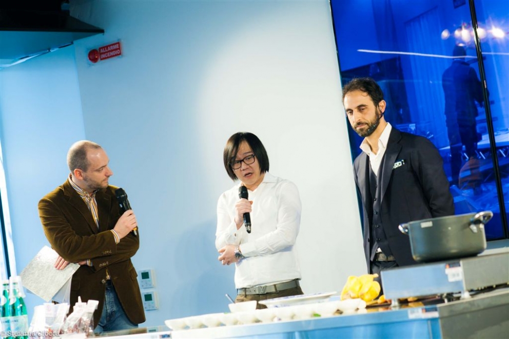 Galleria fotografica






Paolo Marchi apre le danze del ciclo "La cucina internazionale a Milano" con Awa Tourè e Thora Keita, madre e figlio che governano il ristorante di cucina maliano-africana Balafon, via Teodosio 6, zona Piola








Il piatto presentato dal Balafon: lo Yassa, preparazione tipica dell'Africa occidentale (Senegal e Mali), abbinabile a ogni tipo di carne e pesce. Sebbene musulmano di origini, Thora è italiano di nascita "e quindi non disdegno i salumi". 








Lo yassa con l'immancabile riso








Paolo Marchi con Mohammed Mabrouk, cuoco tunisino del ristorante Taglio in via Vigevano 10 (metrò Porta Genova). Con loro, in mezzo, lo chef di Taglio Domenico Della Salandra. Mabrouk ha raccontato i suoi 20 anni, l'arrivo in Italia a 5 e mezzo, tanti fratelli e lui solo con  il pallino della cucina seguendo/aiutando la madre








Mohammed Mabrouk ha presentato un'insalata di peperone rosso grigliata e poi pestata in un mortaio. Il prodotto simbolo del suo paese? Il dattero. La sua arancina di cous cous verrà inserita in carta da Taglio sulla scia di Identità 2015 e il peperone sarà uno dei piatti dei rubitt domenica 8 al Milano Food & Wine Festival








Mohammed Ali, egiziano de Il Pasto Giusto, in via Cesana 10 a Milano, metrò Cimiano. Ex pugile (di qui il nome), figlio di macellai, ha il culto degli gnocchi








Ali ha preparato un cous cous tendente al dolce con acqua e semola su vaporiera sigillata con la pellicola








Haruo Ichikawa e Lorenzo Lavezzari, co-chef del ristorante Iyo di via Pier della Francesca 74, vicino a piazza Firenze. Il ristorante, patron il modenese di origini cinesi Claudio Liu, ha ottenuto una stella Michelin nel novembre scorso, prima volta per un'insegna di cucina giapponese a Milano








Lorenzo Lavezzari dell'Iyo, ligure della Lunigiana e tanta gavetta dietro a insegne importanti, Sadler su tutti. Con il co-chef Ichikawa hanno esplorato la versatilità della radice del wasabi, ottima in abbinamento con la carne di kobe, la ricciola e anche le ganache al cioccolato








A destra, Roberto Okabe con il suo assistente. Lo chef dei ristoranti Finger's e Finger's Garden è brasiliano-paulista di origini giapponesi. Da qui una felice sintesi delle due tradizioni








Gran successo di pubblico per la lezione di cucina nippo-brasiliana di Okabe 








I peruviani Manuel Garcia e Sara Torres de La Peña de Pocho di via Paolo Frisi 11 (Porta Venezia) hanno presentato la ricetta dei tradizionali Tamales, un piatto a base di pasta di mais con carne di maiale, avvolta e cotta in una foglia di banano. Al centro, Niccolò Vecchia di Identità Golose








Non esiste una sola cucina cinese, ma almeno otto tradizioni storiche diverse, legate ad altrettante aree geografiche di quello che fu il Celeste Impero: questo il tema attorno al quale si è incentrato l’incontro che ha visto come protagonista Guoqing Zhang, chef del ristorante Bon Wei di via Lodovico Castelvetro 16-18 (zona Sempione), qui in foto con Francesco Boggio Ferraris, responsabile della Scuola di formazione permanente della Fondazione Italia-Cina
 





