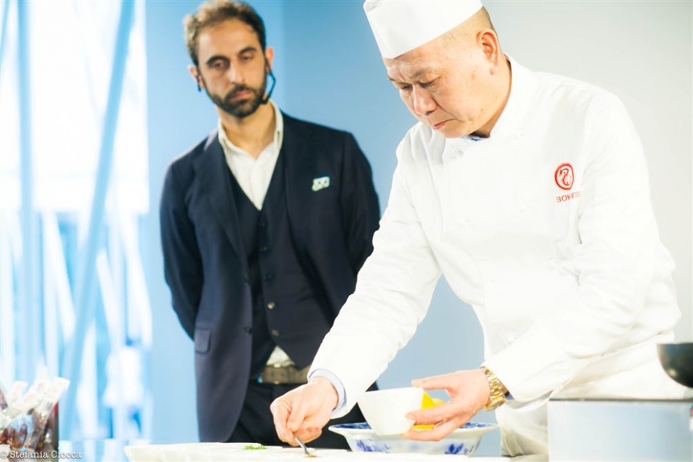 Galleria fotografica






Paolo Marchi apre le danze del ciclo "La cucina internazionale a Milano" con Awa Tourè e Thora Keita, madre e figlio che governano il ristorante di cucina maliano-africana Balafon, via Teodosio 6, zona Piola








Il piatto presentato dal Balafon: lo Yassa, preparazione tipica dell'Africa occidentale (Senegal e Mali), abbinabile a ogni tipo di carne e pesce. Sebbene musulmano di origini, Thora è italiano di nascita "e quindi non disdegno i salumi". 








Lo yassa con l'immancabile riso








Paolo Marchi con Mohammed Mabrouk, cuoco tunisino del ristorante Taglio in via Vigevano 10 (metrò Porta Genova). Con loro, in mezzo, lo chef di Taglio Domenico Della Salandra. Mabrouk ha raccontato i suoi 20 anni, l'arrivo in Italia a 5 e mezzo, tanti fratelli e lui solo con  il pallino della cucina seguendo/aiutando la madre








Mohammed Mabrouk ha presentato un'insalata di peperone rosso grigliata e poi pestata in un mortaio. Il prodotto simbolo del suo paese? Il dattero. La sua arancina di cous cous verrà inserita in carta da Taglio sulla scia di Identità 2015 e il peperone sarà uno dei piatti dei rubitt domenica 8 al Milano Food & Wine Festival








Mohammed Ali, egiziano de Il Pasto Giusto, in via Cesana 10 a Milano, metrò Cimiano. Ex pugile (di qui il nome), figlio di macellai, ha il culto degli gnocchi








Ali ha preparato un cous cous tendente al dolce con acqua e semola su vaporiera sigillata con la pellicola








Haruo Ichikawa e Lorenzo Lavezzari, co-chef del ristorante Iyo di via Pier della Francesca 74, vicino a piazza Firenze. Il ristorante, patron il modenese di origini cinesi Claudio Liu, ha ottenuto una stella Michelin nel novembre scorso, prima volta per un'insegna di cucina giapponese a Milano








Lorenzo Lavezzari dell'Iyo, ligure della Lunigiana e tanta gavetta dietro a insegne importanti, Sadler su tutti. Con il co-chef Ichikawa hanno esplorato la versatilità della radice del wasabi, ottima in abbinamento con la carne di kobe, la ricciola e anche le ganache al cioccolato








A destra, Roberto Okabe con il suo assistente. Lo chef dei ristoranti Finger's e Finger's Garden è brasiliano-paulista di origini giapponesi. Da qui una felice sintesi delle due tradizioni








Gran successo di pubblico per la lezione di cucina nippo-brasiliana di Okabe 








I peruviani Manuel Garcia e Sara Torres de La Peña de Pocho di via Paolo Frisi 11 (Porta Venezia) hanno presentato la ricetta dei tradizionali Tamales, un piatto a base di pasta di mais con carne di maiale, avvolta e cotta in una foglia di banano. Al centro, Niccolò Vecchia di Identità Golose





