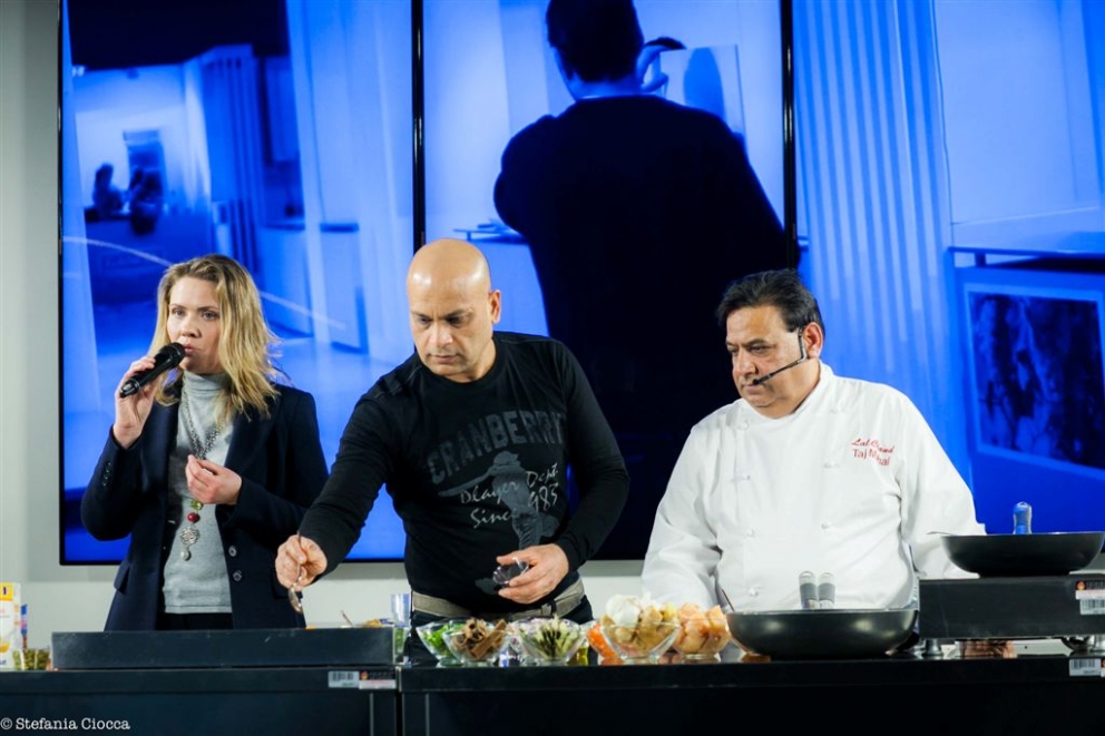 Galleria fotografica






Paolo Marchi apre le danze del ciclo "La cucina internazionale a Milano" con Awa Tourè e Thora Keita, madre e figlio che governano il ristorante di cucina maliano-africana Balafon, via Teodosio 6, zona Piola








Il piatto presentato dal Balafon: lo Yassa, preparazione tipica dell'Africa occidentale (Senegal e Mali), abbinabile a ogni tipo di carne e pesce. Sebbene musulmano di origini, Thora è italiano di nascita "e quindi non disdegno i salumi". 








Lo yassa con l'immancabile riso








Paolo Marchi con Mohammed Mabrouk, cuoco tunisino del ristorante Taglio in via Vigevano 10 (metrò Porta Genova). Con loro, in mezzo, lo chef di Taglio Domenico Della Salandra. Mabrouk ha raccontato i suoi 20 anni, l'arrivo in Italia a 5 e mezzo, tanti fratelli e lui solo con  il pallino della cucina seguendo/aiutando la madre








Mohammed Mabrouk ha presentato un'insalata di peperone rosso grigliata e poi pestata in un mortaio. Il prodotto simbolo del suo paese? Il dattero. La sua arancina di cous cous verrà inserita in carta da Taglio sulla scia di Identità 2015 e il peperone sarà uno dei piatti dei rubitt domenica 8 al Milano Food & Wine Festival








Mohammed Ali, egiziano de Il Pasto Giusto, in via Cesana 10 a Milano, metrò Cimiano. Ex pugile (di qui il nome), figlio di macellai, ha il culto degli gnocchi








Ali ha preparato un cous cous tendente al dolce con acqua e semola su vaporiera sigillata con la pellicola








Haruo Ichikawa e Lorenzo Lavezzari, co-chef del ristorante Iyo di via Pier della Francesca 74, vicino a piazza Firenze. Il ristorante, patron il modenese di origini cinesi Claudio Liu, ha ottenuto una stella Michelin nel novembre scorso, prima volta per un'insegna di cucina giapponese a Milano








Lorenzo Lavezzari dell'Iyo, ligure della Lunigiana e tanta gavetta dietro a insegne importanti, Sadler su tutti. Con il co-chef Ichikawa hanno esplorato la versatilità della radice del wasabi, ottima in abbinamento con la carne di kobe, la ricciola e anche le ganache al cioccolato








A destra, Roberto Okabe con il suo assistente. Lo chef dei ristoranti Finger's e Finger's Garden è brasiliano-paulista di origini giapponesi. Da qui una felice sintesi delle due tradizioni








Gran successo di pubblico per la lezione di cucina nippo-brasiliana di Okabe 








I peruviani Manuel Garcia e Sara Torres de La Peña de Pocho di via Paolo Frisi 11 (Porta Venezia) hanno presentato la ricetta dei tradizionali Tamales, un piatto a base di pasta di mais con carne di maiale, avvolta e cotta in una foglia di banano. Al centro, Niccolò Vecchia di Identità Golose








Non esiste una sola cucina cinese, ma almeno otto tradizioni storiche diverse, legate ad altrettante aree geografiche di quello che fu il Celeste Impero: questo il tema attorno al quale si è incentrato l’incontro che ha visto come protagonista Guoqing Zhang, chef del ristorante Bon Wei di via Lodovico Castelvetro 16-18 (zona Sempione), qui in foto con Francesco Boggio Ferraris, responsabile della Scuola di formazione permanente della Fondazione Italia-Cina
 








Con Carlo Passera di Identità Golose (a sinistra) e Boggio Ferraris (a destra), Le Zhang, figlio di Guoqing. Da sempre attenti alla purezza filologica delle ricette, i cuochi del Bon Wei hanno preparato uno splendido Pollo freddo in salsa piccante








Alcuni degli ingredienti usati per la ricetta per il Pollo freddo in salsa piccante








Il Pollo freddo in salsa piccante, titpico dello Sichuan, è anche noto come “Il pollo che fa aumentare l’acquolina”








Christiane Blanchet mostra un ritratto di sua madre. La cuoca del ristorante Vietnamonamour (due indirizzi a Milano, via Pestalozza e via Taramelli) è nata in Francia da genitori vietnamiti, costretti a fuggire dal paese nativo nel 1959, a seguito della presa al potere dei comunisti. Laureata in storia contemporanea alla Sorbona di Parigi, "volevo fare il topo da biblioteca" ma alla fine (2006) ha ceduto alle pressioni degli amici che volevano aprisse un'insegna di cucina vietnamita. E' sposata con Dario Arlunno, piemontese di Ghemme








Blanchet con Gabriele Zanatta di Identità Golose. La cuoca ha centrato la sua lezione sul riso, ingrediente principe della cucina vietnamita, dagl involtini al pho, la zuppa simbolo del paese








Blanchet ha portato all'Expogate parte dei suoi splendidi servizi. Vietnamonamour è anche un luogo di gran gusto per i dettagli d'arredo








Il pho, piatto ubiqueo della tradizione vietnamita. Lo bevono rovente anche al mattino, anche in condizioni meteo torride





