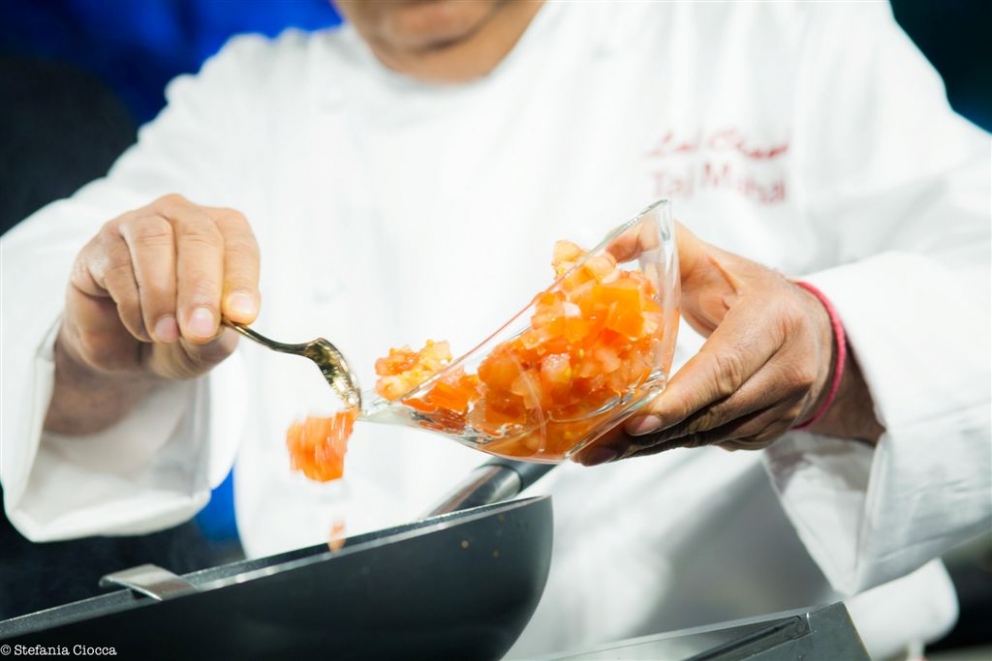 Galleria fotografica






Paolo Marchi apre le danze del ciclo "La cucina internazionale a Milano" con Awa Tourè e Thora Keita, madre e figlio che governano il ristorante di cucina maliano-africana Balafon, via Teodosio 6, zona Piola








Il piatto presentato dal Balafon: lo Yassa, preparazione tipica dell'Africa occidentale (Senegal e Mali), abbinabile a ogni tipo di carne e pesce. Sebbene musulmano di origini, Thora è italiano di nascita "e quindi non disdegno i salumi". 








Lo yassa con l'immancabile riso








Paolo Marchi con Mohammed Mabrouk, cuoco tunisino del ristorante Taglio in via Vigevano 10 (metrò Porta Genova). Con loro, in mezzo, lo chef di Taglio Domenico Della Salandra. Mabrouk ha raccontato i suoi 20 anni, l'arrivo in Italia a 5 e mezzo, tanti fratelli e lui solo con  il pallino della cucina seguendo/aiutando la madre








Mohammed Mabrouk ha presentato un'insalata di peperone rosso grigliata e poi pestata in un mortaio. Il prodotto simbolo del suo paese? Il dattero. La sua arancina di cous cous verrà inserita in carta da Taglio sulla scia di Identità 2015 e il peperone sarà uno dei piatti dei rubitt domenica 8 al Milano Food & Wine Festival








Mohammed Ali, egiziano de Il Pasto Giusto, in via Cesana 10 a Milano, metrò Cimiano. Ex pugile (di qui il nome), figlio di macellai, ha il culto degli gnocchi








Ali ha preparato un cous cous tendente al dolce con acqua e semola su vaporiera sigillata con la pellicola








Haruo Ichikawa e Lorenzo Lavezzari, co-chef del ristorante Iyo di via Pier della Francesca 74, vicino a piazza Firenze. Il ristorante, patron il modenese di origini cinesi Claudio Liu, ha ottenuto una stella Michelin nel novembre scorso, prima volta per un'insegna di cucina giapponese a Milano








Lorenzo Lavezzari dell'Iyo, ligure della Lunigiana e tanta gavetta dietro a insegne importanti, Sadler su tutti. Con il co-chef Ichikawa hanno esplorato la versatilità della radice del wasabi, ottima in abbinamento con la carne di kobe, la ricciola e anche le ganache al cioccolato








A destra, Roberto Okabe con il suo assistente. Lo chef dei ristoranti Finger's e Finger's Garden è brasiliano-paulista di origini giapponesi. Da qui una felice sintesi delle due tradizioni








Gran successo di pubblico per la lezione di cucina nippo-brasiliana di Okabe 








I peruviani Manuel Garcia e Sara Torres de La Peña de Pocho di via Paolo Frisi 11 (Porta Venezia) hanno presentato la ricetta dei tradizionali Tamales, un piatto a base di pasta di mais con carne di maiale, avvolta e cotta in una foglia di banano. Al centro, Niccolò Vecchia di Identità Golose








Non esiste una sola cucina cinese, ma almeno otto tradizioni storiche diverse, legate ad altrettante aree geografiche di quello che fu il Celeste Impero: questo il tema attorno al quale si è incentrato l’incontro che ha visto come protagonista Guoqing Zhang, chef del ristorante Bon Wei di via Lodovico Castelvetro 16-18 (zona Sempione), qui in foto con Francesco Boggio Ferraris, responsabile della Scuola di formazione permanente della Fondazione Italia-Cina
 








Con Carlo Passera di Identità Golose (a sinistra) e Boggio Ferraris (a destra), Le Zhang, figlio di Guoqing. Da sempre attenti alla purezza filologica delle ricette, i cuochi del Bon Wei hanno preparato uno splendido Pollo freddo in salsa piccante








Alcuni degli ingredienti usati per la ricetta per il Pollo freddo in salsa piccante








Il Pollo freddo in salsa piccante, titpico dello Sichuan, è anche noto come “Il pollo che fa aumentare l’acquolina”








Christiane Blanchet mostra un ritratto di sua madre. La cuoca del ristorante Vietnamonamour (due indirizzi a Milano, via Pestalozza e via Taramelli) è nata in Francia da genitori vietnamiti, costretti a fuggire dal paese nativo nel 1959, a seguito della presa al potere dei comunisti. Laureata in storia contemporanea alla Sorbona di Parigi, "volevo fare il topo da biblioteca" ma alla fine (2006) ha ceduto alle pressioni degli amici che volevano aprisse un'insegna di cucina vietnamita. E' sposata con Dario Arlunno, piemontese di Ghemme








Blanchet con Gabriele Zanatta di Identità Golose. La cuoca ha centrato la sua lezione sul riso, ingrediente principe della cucina vietnamita, dagl involtini al pho, la zuppa simbolo del paese








Blanchet ha portato all'Expogate parte dei suoi splendidi servizi. Vietnamonamour è anche un luogo di gran gusto per i dettagli d'arredo








Il pho, piatto ubiqueo della tradizione vietnamita. Lo bevono rovente anche al mattino, anche in condizioni meteo torride








Alessia Garibaldi, Qasim Shahzad e Lal Chand del ristorante Taj Mahal di via Porro Lambertenghi 23. La loro cucina è punjabi, dal Punjab, regione a cavallo di Pakistan e India bagnata da 5 fiumi che scendono dalla catena dell'Himalaya. Alessia e Qasim si conobbero nella seconda metà degli anni Novanta dal McDonalds stazione centrale che non c'è più. All'inizio facevano molto fatica a trovare diversi ingredienti (lo zenzero fresco, ad esempio), ora va meglio





