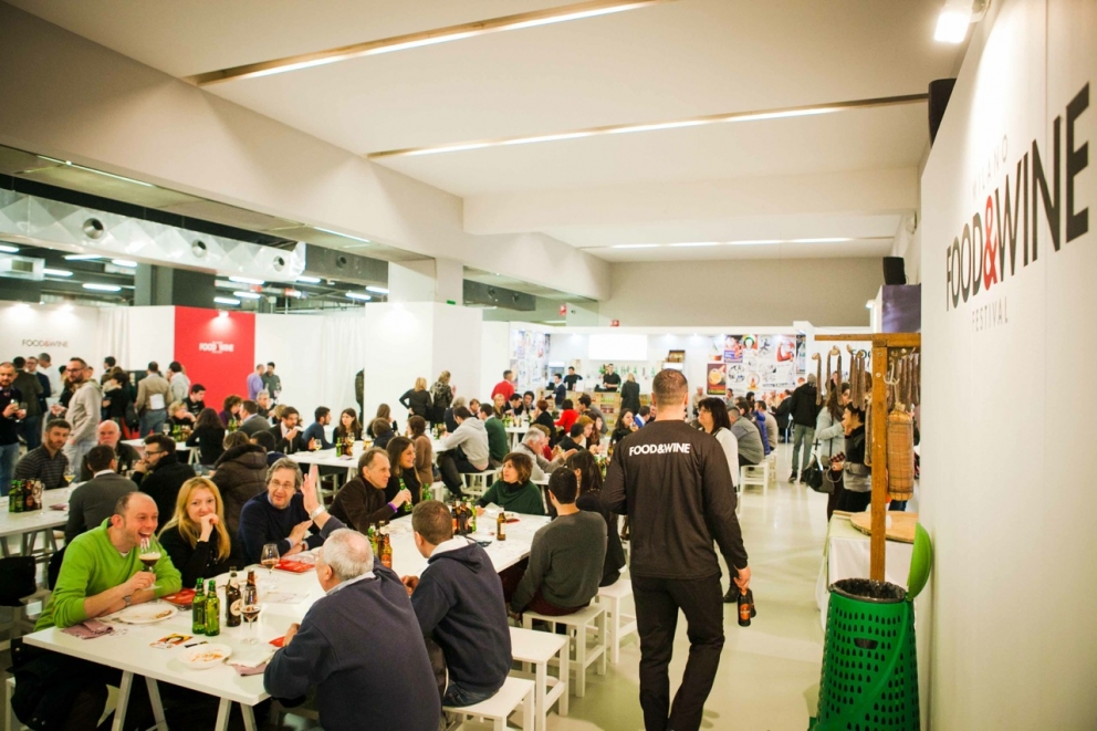 Galleria fotografica











 Da sinistra: Paolo Marchi, Gianluca Gorini, Helmuth Köcher, Niccolò Rizzi, Christian Milone, Giuseppe Iannotti













 Massimo Bottura








 Da sinistra: Massimo Bottura, Helmuth Köcher, Antonio Borruso, Giorgio e Gian Pietro Damini, Paolo Marchi








 Davide Oldani e Ugo Alciati





