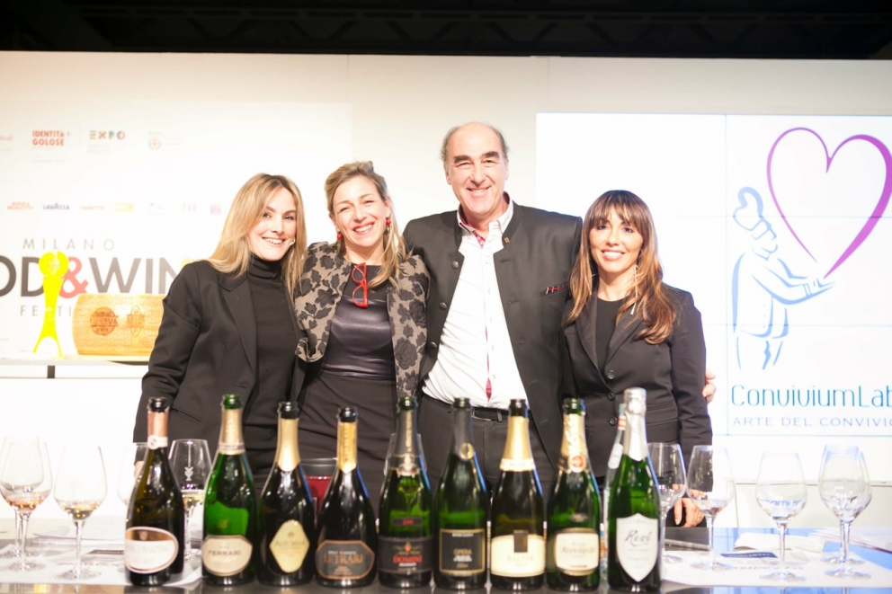 Galleria fotografica











 Da sinistra: Paolo Marchi, Gianluca Gorini, Helmuth Köcher, Niccolò Rizzi, Christian Milone, Giuseppe Iannotti













 Massimo Bottura








 Da sinistra: Massimo Bottura, Helmuth Köcher, Antonio Borruso, Giorgio e Gian Pietro Damini, Paolo Marchi








 Davide Oldani e Ugo Alciati




















