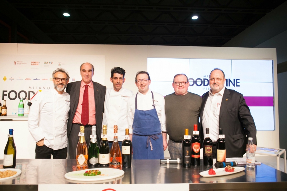 Galleria fotografica











 Da sinistra: Paolo Marchi, Gianluca Gorini, Helmuth Köcher, Niccolò Rizzi, Christian Milone, Giuseppe Iannotti













 Massimo Bottura





