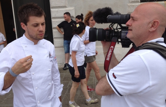 Galleria fotografica






A spasso tra i canali di Venezia. Esclusa l'estemporanea grandinata di domenica 24, la dodicesima edizione della S.Pellegrino Cooking Cup ha regalato un clima memorabile








Globetrotter, signature dish di Lorenzo Cogo alla Cooking Cup 2012








Il signature dish di Martin Volkaerts, belga dell'Air du Temps








Aragosta con vinaigrette d’ostrica e quinoa croccante, piatto che è valso a David Frenkel del Pronto di Tel Aviv, Israele, il People Choice’s Award 2012








Dumpling di lardo e gamberi con asparagi, tartufi di mare e erbe estive, signature dish di Richard Ousby del Quay di Sydney, Young Chef of the Year 2012








Bietola di sgombro con crema d'aglio, piselli e riso saltato, il piatto cucinato in mare dal vincitore Richard Ousby








La pietanza disegnata sabato sera da Jacob Holmstrom del Gastrologik di Stoccolma: un viaggio attorno al salmone che ha convinto tutti i giurati (e che gli è valso il secondo posto finale)








Daniel Berlin, Massimo Bottura, Davide Scabin, la foodblogger Lydia Capasso, Mauro Colagreco e Franco Favaretto valutano i piatti in gara nella hall del Molino Stucky Hilton di Venezia, teatro della prima sera dell'evento








Particolare del piatto del giovane cuoco russo in concorso: Anatoly Kazakov del Bon di Mosca








Domenica mattina, tutti i cuochi al mercato del pesce di Rialto a cercare gli ingredienti del Mystery Basket con cui comporre la ricetta a bordo








Delizie a Rialto








Il plotone di erbe aromatiche acquistate a Rialto da Lorenzo Cogo prende il largo sul watertaxi








Si comincia (cucinando e strambando)








Nuvoloni all'orizzonte








Nuvoloni all'orizzonte bis








Giuria a tavola a bordo del Timoteo, barcone attraccato all'isola di San Giorgio cui arrivano tutti i piatti cucinati dai concorrenti in barca. Si riconoscono Francesca Barberini, presidente del cook panel, Luke Dale Roberts, Davide Scabin e Mauro Colagreco








Massimo Bottura e Daniel Berlin








Lorenzo Cogo rifinisce i dettagli del suo Sgrombro a bordo da recapitare ai giurati








Massimo Bottura guarda il mondo da un oblò del Timoteo






