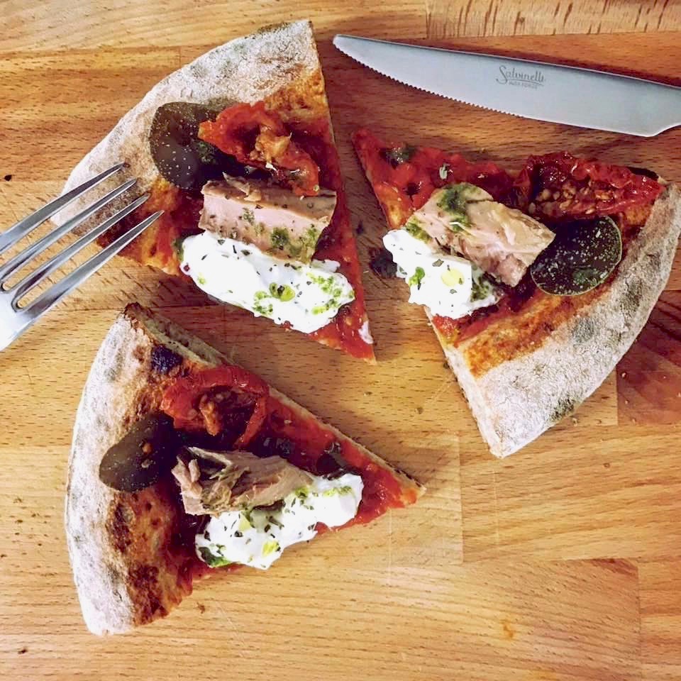 Galleria fotografica






La pizza in teglia farcita con crema di topinambur, soppressata (coppa di testa, quella buonissima made in Toscana di Renieri) e scorza di limone di Graziano Monogrammi, La Divina Pizza a Firenze









Una passeggiata al ghetto, pizza tonda con alici affumicate, scarola riccia, pomodorini e panko di Pier Daniele Seu al Gazometro38









La Margherita Romanesca con pomodoro, “mozzarella” di pecora, pecorino romano e menta di Stefano Callegari e Valerio Piccirillo da Sbanco a Roma









La pizza a 4 mani con Davide Del Duca di Francesco Martucci de I Masanielli









La pizza Vegetariana d’Autunno di ‘O Fiore Mio a Faenza









La pizza con crema di zucchine, dadolata di pomodoro e gamberi crudi di Massimo Giovannini all’Apogeo di Pietrasanta









La pizza in teglia con pancetta porchettata e ricotta della Garfagnana di Andrea Morini della pizzeria Da Cecio, con lo strepitoso impasto di Gabriele Bonci









La pizza con burrata, alici, nocciole e timo di Enrico Cappuccini e Carmine Piano, alias PizzeVaganti









La Pizza del territorio (in edizione limitata) di Franco Pepe fatta solo con prodotti dell’Alto Casertano









La pizza maritata di Angelo Rumolo da Grotto Pizzeria Castello a Caggiano









La Pizza Crocché con fiordilatte dei monti Lattari e crocché di patate di Peppe Guida: una squisita pizza a 4 mani con Giancarlo Casa alla Gatta Mangiona (foto Lorenzo Sandano)









La pizza “da compartir” di Madre a Roma (leggi qui), in particolare l’Affumicata con provola affumicata, patate e chorizo









La pizza fritta di Ciro Oliva da Concettina ai Tre Santi con ricotta, pepe e scorza di limone









La pizza alla pala – versione basic della Margherita con pomodorini freschi e mozzarella di bufala a crudo – di Ribalta a New York, il locale di Rosario Procino e Pasquale Cozzolino









La Pizz’a Selva del Foro dei Baroni a Puglianello (Benevento) con asparagi, fiordilatte, lonzardo, provolone del Monaco e menta. Non solo la cucina di Raffaele D’Addio ma anche un’ottima pizza!









Il Doppio Crunch con crema di senape di Dijon e caprottino della Lessinia, tartare di GrassFed e olio extravergine delle colline di Mezzane di Renato Bosco









Le ‘mpustarelle di Enzo Coccia ed Eduardo Ore da ‘O Sfizio d’’a Notizia a Napoli, ad esempio quella con crema di zucca, provola, funghi di stagione e salsiccia di bufalo









La Pizza Lucana di Salvatore Gatta al Fandango di Lavello (Potenza)









La Civico 40, una delle sontuose pizze “gourmet” di Marzia Buzzanca da Percorsi di Gusto a L’Aquila (leggi qui)






