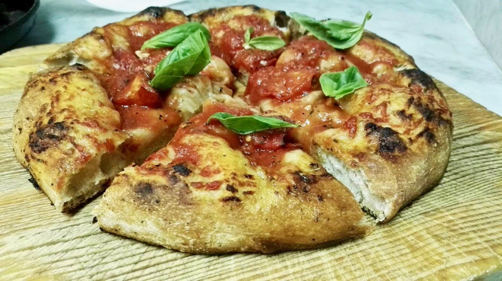 Galleria fotografica






La pizza in teglia farcita con crema di topinambur, soppressata (coppa di testa, quella buonissima made in Toscana di Renieri) e scorza di limone di Graziano Monogrammi, La Divina Pizza a Firenze









Una passeggiata al ghetto, pizza tonda con alici affumicate, scarola riccia, pomodorini e panko di Pier Daniele Seu al Gazometro38









La Margherita Romanesca con pomodoro, “mozzarella” di pecora, pecorino romano e menta di Stefano Callegari e Valerio Piccirillo da Sbanco a Roma









La pizza a 4 mani con Davide Del Duca di Francesco Martucci de I Masanielli









La pizza Vegetariana d’Autunno di ‘O Fiore Mio a Faenza









La pizza con crema di zucchine, dadolata di pomodoro e gamberi crudi di Massimo Giovannini all’Apogeo di Pietrasanta









La pizza in teglia con pancetta porchettata e ricotta della Garfagnana di Andrea Morini della pizzeria Da Cecio, con lo strepitoso impasto di Gabriele Bonci









La pizza con burrata, alici, nocciole e timo di Enrico Cappuccini e Carmine Piano, alias PizzeVaganti






