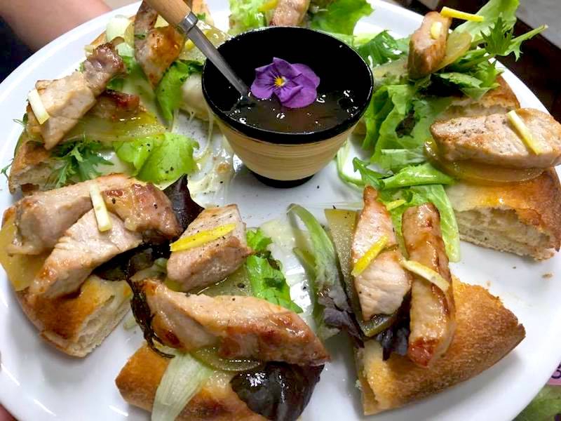 Galleria fotografica






La pizza in teglia farcita con crema di topinambur, soppressata (coppa di testa, quella buonissima made in Toscana di Renieri) e scorza di limone di Graziano Monogrammi, La Divina Pizza a Firenze









Una passeggiata al ghetto, pizza tonda con alici affumicate, scarola riccia, pomodorini e panko di Pier Daniele Seu al Gazometro38









La Margherita Romanesca con pomodoro, “mozzarella” di pecora, pecorino romano e menta di Stefano Callegari e Valerio Piccirillo da Sbanco a Roma









La pizza a 4 mani con Davide Del Duca di Francesco Martucci de I Masanielli









La pizza Vegetariana d’Autunno di ‘O Fiore Mio a Faenza









La pizza con crema di zucchine, dadolata di pomodoro e gamberi crudi di Massimo Giovannini all’Apogeo di Pietrasanta









La pizza in teglia con pancetta porchettata e ricotta della Garfagnana di Andrea Morini della pizzeria Da Cecio, con lo strepitoso impasto di Gabriele Bonci









La pizza con burrata, alici, nocciole e timo di Enrico Cappuccini e Carmine Piano, alias PizzeVaganti









La Pizza del territorio (in edizione limitata) di Franco Pepe fatta solo con prodotti dell’Alto Casertano









La pizza maritata di Angelo Rumolo da Grotto Pizzeria Castello a Caggiano









La Pizza Crocché con fiordilatte dei monti Lattari e crocché di patate di Peppe Guida: una squisita pizza a 4 mani con Giancarlo Casa alla Gatta Mangiona (foto Lorenzo Sandano)









La pizza “da compartir” di Madre a Roma (leggi qui), in particolare l’Affumicata con provola affumicata, patate e chorizo









La pizza fritta di Ciro Oliva da Concettina ai Tre Santi con ricotta, pepe e scorza di limone









La pizza alla pala – versione basic della Margherita con pomodorini freschi e mozzarella di bufala a crudo – di Ribalta a New York, il locale di Rosario Procino e Pasquale Cozzolino









La Pizz’a Selva del Foro dei Baroni a Puglianello (Benevento) con asparagi, fiordilatte, lonzardo, provolone del Monaco e menta. Non solo la cucina di Raffaele D’Addio ma anche un’ottima pizza!









Il Doppio Crunch con crema di senape di Dijon e caprottino della Lessinia, tartare di GrassFed e olio extravergine delle colline di Mezzane di Renato Bosco









Le ‘mpustarelle di Enzo Coccia ed Eduardo Ore da ‘O Sfizio d’’a Notizia a Napoli, ad esempio quella con crema di zucca, provola, funghi di stagione e salsiccia di bufalo









La Pizza Lucana di Salvatore Gatta al Fandango di Lavello (Potenza)






