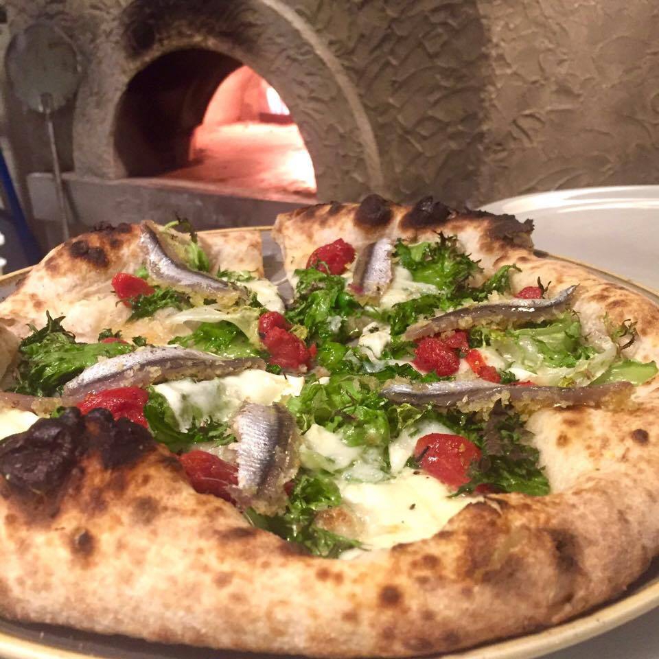 Galleria fotografica






La pizza in teglia farcita con crema di topinambur, soppressata (coppa di testa, quella buonissima made in Toscana di Renieri) e scorza di limone di Graziano Monogrammi, La Divina Pizza a Firenze






