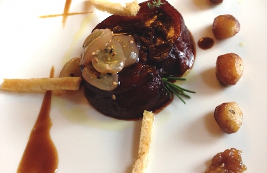 Galleria fotografica






Un'installazione eloquente al primo piano di Casa Puddu. La struttura in cui è inserito il ristorante ospita al primo piano una serie (molto mutevole) di opere d'arte di giovani artisti








La cantina dei vini del S'Apposentu ospita anche un numero notevole di forme di formaggio di varie stagionature (pecorino, soprattutto)








L'orto inserito nel complesso di Casa Puddu. E' il vero regno di Roberto Petza, che troverete molto abbronzato non certo perché se ne va al mare: trascorre ore a curare ortaggi e germogli da lui stesso piantati








Casa Puddu dall'esterno. Il complesso, risalente a inizio Novecento e ristrutturato di recente, offre un bell'esempio di liberty sardo (anzi campidanese, anzi della Marmilla) 








Galline razzolano nell'aia ricavata in un fazzoletto di Casa Puddu. Ve le ritroverete nel piatto in forma di brodo o carne (se non ci pensano prima le volpi del circondario, che vengono spesso a far strage di notte)








Gamberi con liquirizia e insalata estiva, entrée fresca e balsamica in carta al S'Apposentu








Zuppa con uova delle nostre galline, crema di patate, cipolle e tartufo scorzone di Nurallao








Ravioli di melanzane affumicate, tartufo scorzone e pecorino, una sintesi di proporzioni calibrate tra contenuto, contenitore e condimento





