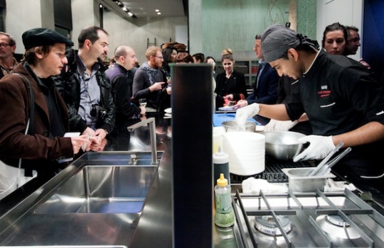 Galleria fotograficaCoda fuori dallo showroom Agape, via Statuto 12, per il piatto di Andrea BertonIl piatto di Berton:&nbsp;Focaccia di Recco con controfiletto di manzo crudo e composta di pomodoro piccanteAndrea BertonArclinea, corso Monforte 28: si preparano i fratelli&nbsp;Christian e Manuel Costardi, cuochi del ristorante Cinzia di VercelliL'imbuto di metallo per infilare il risotto nel barattolo warholiano. Alle spalle di Christian Costardi, Giulia Corradetti di Magenta BureauCostardi&rsquo;s tomato rice (omaggio a Andy Warhol)Manuel e ChristianLa gente godeCesar in via Larga 23, presidiato da&nbsp;Giovanni Ruggieri del ristorante RefettorioGiovanni Ruggieri con la sua&nbsp;Crema di patate con tarassaco all&rsquo;aceto di moscato, asparagi e salsa al crescioneGiovanni RuggieriTutti da Dada in via Larga, angolo piazza Santo Stefano, per&nbsp;Fabio Pisani e Alessandro Negrini di Aimo e NadiaFabio PisaniSpaghetti di Benedetto Cavalieri in cous cous con mozzarella di bufala campana, pomodori pugliesi &ldquo;al filo&rdquo; e profumo di limoni della CostieraLa granelle di cous cous &egrave; ricavata da spaghettoni frullati a crudoDa De Longhi, via Borgogna 8, c'&egrave; Alice Delcourt dell'Erba BruscaAlice DelcourtUltimo giro d'olio per il&nbsp;Cous cous speziato con erbe aromatiche, albicocche e zuccaMatteo Torretta ha cucinato allo Scavolini Store di piazza MissoriA destra Matteo Torretta, chef de Al V Piano di MilanoSotto al minipimer,&nbsp;Finto risotto di finocchi al sentore di sambucaLa spuma &egrave; di sambucaMatteo TorrettaDa Valcucine, corso Garibaldi 99, c'&egrave; il Ratan&agrave; di MilanoCesare Battisti, boss del Ratan&agrave;Il Risotto con verdure e erbe di primavere fresche, cotte e croccanti di BattistiTutti insieme appassionatamentePaolo MarchiOttava tappa: Febal, via FatebenefratelliIn secondo piano, Giovanni Giberti di Pav&eacute;&nbsp;Il Tiramisuper di Giovanni GibertiPer Giberti, 3 preparazioni diverse in 3 giorni: nei primi due, la&nbsp;Barbajada e&nbsp;Lime basilico e fragole
&nbsp;E' il turno di Ilve, via Giulio RomanoC'&egrave; Viviana Varese del ristorante AliceE la sua Passatina di pomodoro con ricotta e sgombriTappa finale, Rossana&nbsp;in via Turati 6
&nbsp;Golam Sarwar e Antonio Scognamiglio, menti cucinanti del giapponese/fusion Bento in corso Garibaldi di Tunde PecsvariPer i Bento boys,&nbsp;Tagliata di calamaro con pur&eacute; di yuca al mandarino e gel nero