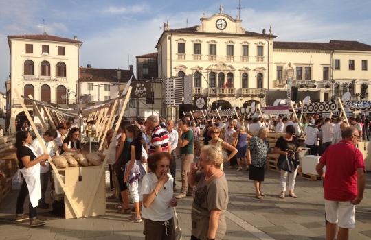 Galleria fotograficaFabio Pisani di Aimo e Nadia e il suo partner della rassegna, Davide Longoni del panificio LongoniPer Pisani e Longoni, un'apprezzatissima Rosetta di Petra con cicerchie, ciocriette selvatiche e ricotta marzoticaMarco Valletta dell'Accademia del pane e Maria Grazia Attolini della Dolcetteria di Rimini. Per loro Tondo morbido di glutin&ograve; all'origano con polpa di trota del Sile e zucchine marinate all'agretto&nbsp;(foto Sarah Scaparone)Aurora Mazzucchelli del ristorante Marconi di Sasso Marconi (Bologna) era in coppia con Massimo Vitali del panificio Vitali di Cesenatico (Forl&igrave;-Cesena)Per loro anche un insolito tocco di cioccolato tra due fette di Ciabattina di Petra con fiocchi di germe di grano, ripiene anche di formaggio ragusano, origano sicliano e olive fresche. Rievocazione di memorie d'infanzia per la MazzucchelliSimone Padoan de I Tigli di San Bonifacio (Verona) era in tandem con Pietro Freddi dell'omonima forneria di Casto (Brescia)Per loro, un Tondo morbido di Petra con farina di piselli germinati con tonno, ruchetta, cipolla in carpione, alga nori e yogurt alla senape. Un hot dog di tonno, insomma, quello di Padoan/Freddi, giocato sul concetto di "maiale del mare"Marco Stabile dell'Ora d'Aria di Firenze e Alessio Cecchi dell'Antico Forno Bacci di Campi Bisenzio (Firenze)Stabile/Cecchi: Ciabattina di Petra, mortadella di Prato, cavolo cappuccio, pecorino marzolino, scorza di lime e ketchup di peperoni (foto Sarah Scaparone)Lionello Cera dell'Antica Osteria Cera di Campagna Lupia (Venezia), in coppia con Nicola Trentin de Le Delizie del Grano di Cittadella (Padova)Alessandro Spoto di Voglia di Pane (Torino) ed Eugenio Roncoroni de Al Mercato di Milano. Per loro una Piadina di farina di grano saraceno germinato (brick 1240) con fegatini di pollo, lattuga, senape e salsa tailandese piccante agrodolce