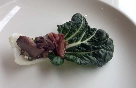 Galleria fotografica






Acqua, olio, limone e liquirizia ormai un classico taglientiano. Apertura fresca e aromatica (la ricetta è qui)








Bianco e nero di seppia, il piatto più ruffiano del nostro percorso: sotto le sfoglie di seppia che disegnano un tao, la panna cotta ai ricci di mare invita a ripulire il piatto in ogni briciola. La simmetria del piatto è interrotta da uno spaghetto stracotto, "simbolo di italianità"








Ostrica, diaframma e granita alle rose, altra entrée fresca ma anche selvatica e ferrosa








Passatina di gamberi, ceci e nocciole, Fulvio Pierangelini ribaltato








Anguilla al ribes con zabaione all’amarena








Croccante








Prescinseua, un piatto che fai prima a mangiarlo che a pronunciarlo. E' la cagliata ligure, emulsionata per esser resa ancora più cremosa. Con basilico, oliva taggiasca e polvere di noci. Un inno all'acido








Conserva, ne abbiamo parlato diffusamente su Identità di Pasta








Fegato grasso all’italiana con gelato all'acciuga, forse il "classico" più convincente di Taglienti. La ricetta, presentata a Identità 2010, è qui








Cipolla e oro che passione








Anatra all'arancia, anatra muta in doppia versione, un buon esempio del neo-classicismo taglientiano, con un occhio indietro e uno avanti: o dalla carta scegli la coscia glassata classicamente nella salsa bigarad (e l'arancio è più che altro aromaticità), oppure scommetti sul petto della foto, più contemporaneo. In quest'ultimo, l'arancia è il gusto primario mentre l'anatra dà la struttura





