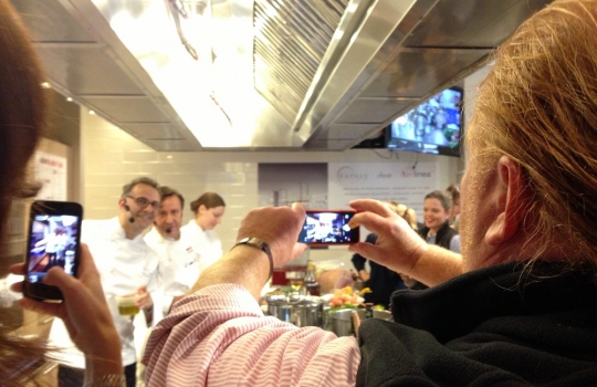 Galleria fotografica






Giuseppe Rambaldi del Combal.Zero, in sostituzione dello chef Davide Scabin, Mario Batali, Babbo e tanto altro a New York e Cesare Battisti, Ratanà a Milano








Ravioli gamberi e basilico con burro e zucca di Mario Batali








Penne con crema di peperoni di Cesare Battisti








Riccardo Felicetti e Pavia Rosati








Mario Batali e Alex Pilas, responsabile delle cucine di Eataly New York








Moreno Cedroni, ristorante Madonnina del Pescatore di Senigallia (Ancona) e Dave Pasternack, Esca a New York City








Baccalà e lepre in salsa di lamponi di Moreno Cedroni








Crudo con mele e rape di Dave Pasternack








Alessandra Rotondi, Moreno Cedroni e il suo sous chef Luca Abbadir








Berlucchi nei calici








I protagonisti della cena del primo giorno in Birreria di Eataly: Alex Pilas, Carlo Cracco, Matteo Monti, Mauro Uliassi, Giuseppe Rambaldi, Cesare Battisti, Mark Ladner, Katia Delogu, Mario Batali e Claudio Ceroni di Magenta Bureau








Appuntamento al buio, il dessert di Katia Delogu








Sala piena sul tetto di Eataly





