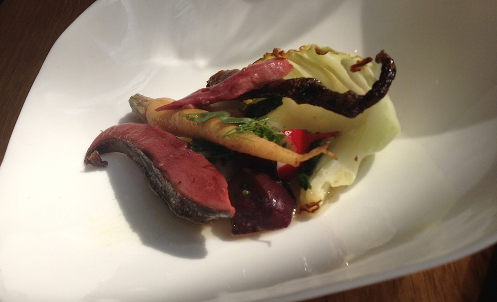 Galleria fotografica






Manzo, lampone, parmigiano








Piselli, panace e arancio confit








Bietole e more








Uovo, mais, cumino








Pomodori, mandorle e polveri di basilico rosso e verde








Pan brioches su un letto di fieno con burro della Normandia








Brodo di gamberi e carote








Calamaro, tartare di speck, aglio confit e cavolo riccio








Anguilla e sesamo nero (e cubetti nascosti di mela verde)








Scegli l'arma...





