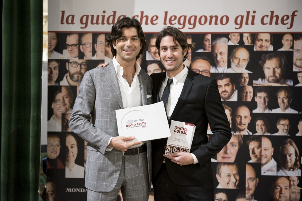 Galleria fotograficaEataly Smeraldo di Milano gremito per la presentazione della guida Identit&agrave; Golose 2015.Sul palco che spesso ospita concerti è di scena questa volta Paolo Marchi, fondatore e curatore della guida. Con lui anche Claudio Ceroni di Magenta Bureau, il braccio operativo di IG.Un'altra immagine, dall'alto......e via all'evento. Claudio Ceroni, al centro, invita sul palco il "padrone di casa" Oscar Farinetti. Coi due anche la presentatrice della serata, Tarsia Trevisan.Poi è la volta di Paolo Marchi, qui con Stefano Peccatori, direttore generale libri di Mondadori Electa, che edita la guida per il secondo anno consecutivo.Partono le premiazioni. Il primo a salire sul palco &egrave; Fabrizio Ferrari, chef de Al Porticciolo 84 di Lecco, a lui va il "Birra in cucina", premio Birra Moretti. Glielo consegna Alfredo Pratolongo, Direzione comunicazione e affari istituzionali di Heineken Italia.Sono tre i premiati, invece, da Ruinart (per mano del senior brand manager, Riccardo Caliceti, sulla destra) per la Migliore carta dei vini e dei distillati: Walter Meccia, Edoardo Boncinelli e Gabriele Fedeli, de Il Palagio, ristorante del Four Seasons di Firenze.&nbsp;Grandi applausi per il Migliore sommelier. Che &egrave; una donna, la giovane Elisa Bellavia del Cinzia - Da Christian e Manuel&nbsp;di Vercelli. A premiarla &egrave; Carlo Bianchi, Area manager NordOvest di Cavit.Il premio Ebnt va al Miglior ma&icirc;tre, in questo caso Maniel Miliccia, sorridente sulla destra: lavora al Piazza Duomo di Alba (Cn). A consegnargli il riconoscimento &egrave; Alfredo Zini, presidente dell'Ente bilaterale nazionale turismo.Piero Gabrieli, direttore marketing di Molino Quaglia, consegna poi il premio Petra-Molino Quaglia per il Miglior cestino del pane a Monica Magnini, del ristorante Guido da Costigliole di Santo Stefano Belbo (Cn).E' il turno della Sorpresa dell'anno, che giunge dalla Romagna: a Montiano (Fc) c'&egrave; infatti il ristorante Le Giare di Gianluca Gorini, discepolo di Paolo Lopriore. Per lui il premio Bonaventura Maschio direttamente dalle mani di Anna Maschio, una delle giovani anime dell'azienda di famiglia.Il Migliore chef straniero viene dalla Francia, da Parigi per la precisione: si tratta di David Toutain, dell'omonimo ristorante, nella foto in compagnia della nostra Cinzia Benzi e di Romana Tamburini (sulla destra), presidente Surgital Spa, che gli consegna il premio Surgital-Divine Creazioni.&nbsp;Miglior sous chef per la guida 2015 &egrave; Simone Nebbia del S'Apposentu di Casa Puddu, il ristorante di Roberto Petza. a Siddi (Vs). A consegnargli il premio Zafferano 3 Cuochi &egrave; Paolo Daperno, direttore generale Bonetti Spa.Sara Peirone è Top gastronomy manager di Lavazza: la persona giusta per celebrare il Miglior pasticcere, il bravo Luca De Santi, che lavora Al Mercato e al Ratanà, entrambe insegne milanesi.