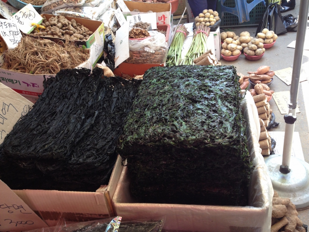 Galleria fotografica






Panoramica dal 32mo piano del Lotte Hotel di Seul. La capitale della Corea del Sud (che i locali pronunciano "sol"), con 10 milioni di abitanti (25 considerando tutta la proncia di Gyeonggi) è tra le città più popolose al mondo








Sfigurata nel Novecento dai Giapponesi (prima parte del secolo) e dalla guerra di Corea (1950-1953), oggi Seul ha un aspetto moderno, piuttosto occidentale








Con decine di milioni di turisti all'anno, Seul è tra le 10 città più visitate al mondo. Nella foto, una delle attrazioni più viste in città: il Dongdaemun Design Plaza, progettato da Zaha Adid e Samoo e completato nel marzo del 2014
 








A passeggio per il quartiere di Myeongdong, molto frequentato anche per l’alta concentrazione di ristoranti








Il viaggio era cominciato bene: tra le opzioni commestibili sui voli di Korean Air c’è proprio una squisita Bibimpap, con tanto di foglietto illustrativo








Bancarelle all’ingresso del mercato Namdaemun, tra i più popolari di Seul. Chiunque può andare e comprare; non occorrono licenze








Namdaemun, trippa a mollo








L’affitto di una bancarella al Namdaemun costa circa 2.000 dollari americani al mese, ma consente un ricavo medio mensile di almeno il doppio








Cozze giganti, molto popolari sulle tavole coreane








I mercati sono sterminati, molto puliti e per nulla caotici








All’interno del mercato, c’è anche un ristorante molto spartano e molto buono. Serve di tutto: hoe (pesce crudo), kimchi (verdure fermentate), guk tang (zuppe), bibimpap…








Baek kimchi: cavolo stufato con rape bianche, pere, prezzemolo coreano. Talvolta è servito anche con le castagne








Scodella di Bibimbap








Uova di quaglia bollite, aglio e edamame








A chiusura del pasto, ecco una bella zuppa fumante (erano le 8 del mattino)








Zuppa di alghe e merluzzo








Mingles, sulla Cheongdam-dong nel quartiere di Gangnam-gu, è l’indirizzo più interessante di cucina coreana contemporanea. L’ha aperto poco più di un anno fa Mingoo Kang, tornato a casa dopo esperienze da Martin Berasategui e da Nobu Bahamas








Mingoo Kang propone un solo menu degustazione da 88.000 won (circa 70 euro). Ognuno dei piatti contiene sempre un elemento fermentato








Mingles esprime un approccio creativo fondato però sulle salse fermentate, pilastro della cucina coreana tradizionale: cho (aceto), gan-jang (salsa di soia), gochu-jang (pasta molto piccante di peperoni rossi, fagioli di soia bolliti e sale), doen-jang (pasta di fagioli di soia), erbe e spezie








Composizione iniziale di amuse bouche. Da sinistra a destra: Polpo, foglia di senape e pasta di aioli fermentata; Gelatina di bacche omija, zuppetta di asparagi bianchi, mirtilli e spuma di aceto nero e Pera arrotolata nella sogliola (salsa di gochu jang marinata nello yuzu), uva e peperoncino








Sandwich di fegato di rana pescatrice in sfoglia di miele su chip di funghi








Insalata di noodle di riso con senape coreana, spuma di tofu, alghe marinate, abalone e aragosta








Torchon di foie gras marinato nel doen jang (pasta di fagioli di soia), vino di prugne dorate corane e kimchi bianco








Branzino al vapore con calamari mignon brasati in cima e alga combu, brodo di alghe, granchio e kimchi bianco








Cracker di alghe e tapioca con polvere di tartufo, uova di salmone, melanzana e purea di mango








Noodle di umami (capelli d’angelo, pasta di alghe e inchiostro di seppia), brodo di pollo e pesce, spuma di lemongrass, ricci di mare, ostriche fritte e gambero








Per dessert, Crème brulee di jang tro, pican di gan-jang, gochu-jang, gelato alla vaniglia e spuma di whisky








La squadra del ristorante Mingles fa festa a fine cena coi colleghi dell’Osteria Francescana. Al centro, Massimo Bottura, presenza illustre del Seoul Gourmet Festival (leggi qui)








Al centro, Vivian Han, patron del ristorante Congdu, uno dei più quotati in città, il posto ideale esperire la doppia anima della cucina coreana, tra la tradizione e una avanguardia moderata. Con lei si riconoscono lo chef Hwan Eui Lee e Chris Kwon, regista di sala (foto David Rosengarten)








The bella veranda del ristorante Congdu, indirizzo 116-1 Deoksu Palace








Spalla di maiale Jeju cotta in bassa temperatura per 48 ore con gimchi invecchiato








Carpaccio di manzo con 3 tipi di salsa di soia stagionata, caviale e insalata di fiori








Il cocktail più noto del Congdu: makgeolli di fagioli neri e ginseng rosso invecchiato 6 anni








AND dining, il ristorante di Jinmo Jang, si trova sulla Hannam-dong, quartiere di Yongsan-gu, quartiere vivace ad alto tasso hispter nella periferia meridionale della città. Si accede al ristorante di fine dining da una porticina, dopo aver passato una caffetteria da colazione








E’ un bancone di soli 8 coperti in tutto, con 3 persone in cucina. Solo menu degustazione da 130.000 won (105 euro circa)








Jinmo Jang, 30 anni, e il suo sous chef ByeongCheol Mun, 21 anni. La cucina di AND parte da una base coreana ma poi spazia in tutto il mondo, con richiami alla Nordic Cuisine e ampie parentesi anche al tecno-emozionale di stampo spagnolo (sifoni, maltodestrine, eccetera)








Amuse bouche: Minisandwich di mela e formaggio di capra, croquette alla carota e arancio, latte di tigre e tuorlo d’uovo al tartufo. Sotto, tartufo al cioccolato e gochujang








Tartare di capasanta con latte di ricci di mare e neve








Sea ("mare"): sabbia edibile di aringhe affumicate, alghe, olio di fagioli fermentati con maltodestrina di tapioca. Il tutto è servito con gamberi al vapore, lumache di mare, vongole, ostriche feremntate e tunicata








Abalone e uova di triglia disidratate








Anatra su salsa di bietole








Peperoncini all’ingresso del Noryangin, l'altro monumentale mercato della città (con wi-fi pubblico)













Tunicata (sea squirt in inglese), mollusco molto popolare in Corea: tolto l’involucro gommoso, si preleva il contenuto e si frigge








Enorme la varietà di granchi coreani, buonissimi se fermentati nella salsa di soia (Gankang-gejang)








Prawns in fila








Granchi reali








Echiurodei (spoon worms in inglese), altro mollusco diffuso








Gianchetti essiccati. Nessun posto al mondo vanta una varietà così sterminata di pesce essiccato








Variazioni di peperoni rossi fermentati, un vero simbolo della cucina coreana








Sullo sfondo, le preziose anguille. Il pezzo più pregiato del mercato? Gli abaloni: 35 euro al chilo








Torniamo all’aperto del Noryangin per scoprire radici di ogni ordine e grado, molto utilizzate per le infusioni








Daikon fermentato nella salsa di soia








Il frutto interno del cactus. Ci ricavano dei succhi





