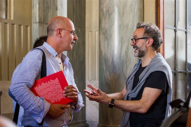 Galleria fotograficaLa presentazione di "100 chef x 10 anni": il microfono a Claudio Ceroni, patron MAGENTAbureauPaolo Marchi con Massimo BotturaGli chef affacciati alla balconata della Stazione Centrale di MilanoIl saluto degli chefSpazio agli autori e ai curatori di "100 chef x 10 anni": Giulia Corradetti, Annalisa Cavaleri, Carlo Passera. Con loro, Claudio Ceroni e Paolo MarchiLuciano Monosilio, Luca De Santi, Anthony Genovese, Cesare Battisti, Francesco ApredaClaudio Ceroni intervistatoPaolo Marchi, Massimo Bottura e Stefano Peccatori, direttore generale di Mondadori ElectaAlessandro Negrini, i fratelli Costardi e Davide ScabinDavide OldaniDavide Scabin con Enrico PaneroI cuochi "naturali": Simone Salvini e Pietro Leemann. C'era anche Daniela CicioniUgo Alciati