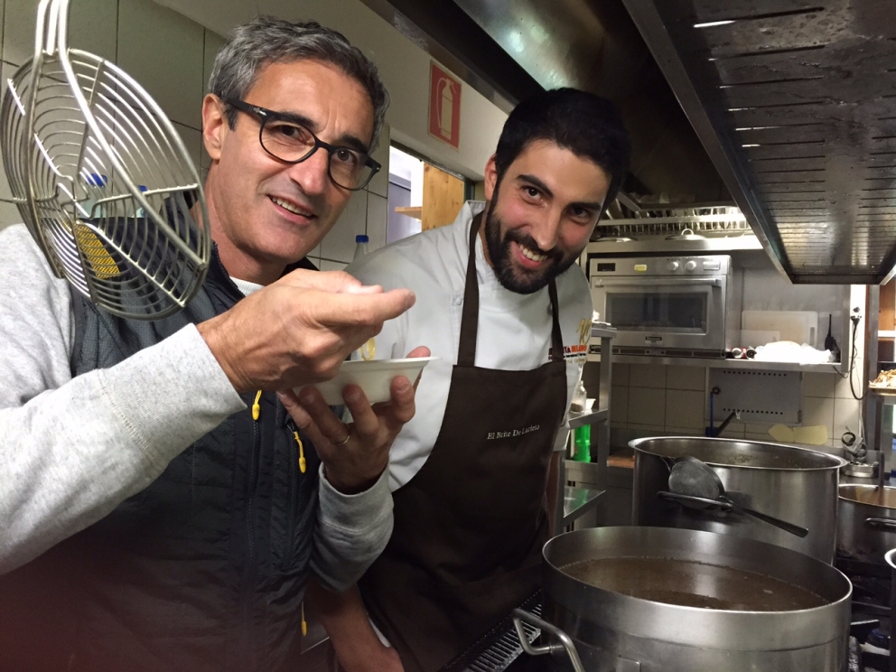 Galleria fotograficaIn attesa della cena, Paolo Marchi, Ludovica Rubbini (El Brite de Larieto, Cortina), Cristian Deflorian (Felicetti), Davide Scabin (Combal.zero a Rivoli, Torino)&nbsp;e Riccardo Felicetti (Monograno Felicetti)Ultimi ritocchi al ristorante&nbsp;a La Corte del Lampone del Rosapetra Resort di Cortina, chef&nbsp;Alessandro FavrinPEZZI DA NOVANTA. Norbert Niederkofler e Davide Scabin, coautori della cena al RosapetraIn primo piano, Alfio Ghezzi della Locanda Margon di Trento, alle sue spalle Riccardo Gaspari del Brite de Larieto di Cortina, altri due assi nella brigata di cucina di Identit&agrave; Cortina 2SI PARTE. Il benvenuto multiplo dello chef di casa Alessandro Favrin: La quaglia sale in Ampezzo, Battuta di manzo ai frutti di bosco e con mantecato allo stravecchio ampezzano, Canederli in ricotta su spuma di parmigiano. Non inquadrato, il&nbsp;Chupa chups al fegato grasso d'oca e noccioleIl Panino al formaggio di Gaspari, un gioco sulle consistenze del formaggioLa Tagliatella Transalp Express. Ovvero, se le tagliatelle Monograno Felicetti vanno in montagna, il primo piatto di Davide Scabin: sul fondo, ganache di porcini e finferli, tagliatelle condite con burro crudo all'acciuga, polvere di nocciole tostate con polenta croccante e&nbsp;Grauk&auml;se, gemma di pino fresca. In cima, una patata ratta affumicata, a lato una foglia di lattuga di mare. Accanto, non inquadrata, &egrave; servita una salsiera con zuppa di fagioli cotta con le alghe, da dosare a piacere. Un primo giocato su 4 o 5 acidit&agrave; diverseIl Salmerino alpino, carpione di cipolla e salsa agra di uova di trota di Alfio Ghezzi &egrave; fedele al dettame di Gualtiero Marchesi: cercare di (ri)mettere il pi&ugrave; possibile un prodotto all'interno del suo ambiente naturaleIl Filetto di cervo con ribbla di patate, mirtilli selvatici e funghi di Norbert Niederkofler, chef del ristorante St. Hubertus dell'hotel Rosa Alpina di San Cassiano (Bolzano)L'Omaggio alle Dolomiti di Alessandro FavrinI vini in abbinamento per tutta la cena: sugli scudi, i calici del gruppo Santa Margherita e Cantine FerrariLe acque e le bollicine della serataLa brigata di sala e cucina della cena di Identit&agrave; Cortina 2 al Rosapetra ResortDavide Scabin inizia a preparare la polenta per il brunch della domenica all'agriturismo El Brite de Larieto, al passo Passo Tre Croci di Cortina