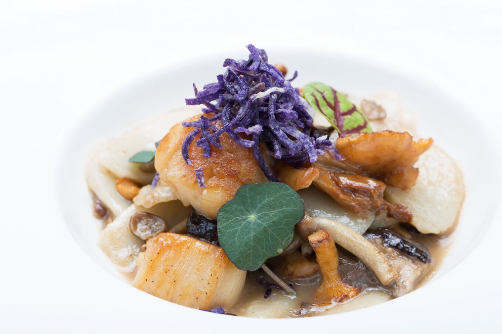 Galleria fotografica






Sulla destra, Spugna di pistacchio salato di Niko Romito (foto Tanio Liotta). Romito sarà relatore a Identità Milano









Pane, burro e alici di Yoji Tokuyoshi (foto Tanio Liotta)









Gli appetizer a base di pollo di Andrea Ribaldone, che sarà relatore a Identità Milano









Canocchie, acqua di pomodoro e verbena essiccata di Gianluca Gorini (foto Tanio Liotta). Gorini sarà relatore a Identità Milano









Yin Yang di gamberi rossi, quinoa allo zenzero e avocado con leche de tigre al mango di Italo Bassi (foto Aromicreativi)









Gambero, olio di semi di fragola e Campari di Riccardo Camanini (foto Brambilla-Serrani). Camanini sarà relatore a Identità Milano









Orto di lumache di Norbert Niederkofler (foto Tanio Liotta). Niederkofler sarà relatore a Identità Milano









Tartare di Fassona all'acqua cotta di porcini di Carlo Porcu (foto Tanio Liotta)









Subioti di farro, ribes, origano cretico, succo di fagiolini e trota salmonata grattugiata di Oliver Piras (foto Tanio Liotta). Piras sarà relatore a Identità Milano









Minestra di mare mischiata potente di Marianna Vitale (foto Carlo Passera)









Ravioli di arachidi toscane, ricci di mare e ristretto di pollo ruspante di Enrico Bartolini (foto Tanio Liotta). Bartolini sarà relatore a Identità Milano









Mezze maniche al brodo di prosciutto, torta fritta e ristretto di balsamico di Terry Giacomello (foto Tanio Liotta)









Risotto napoletano ai sentori di peperone imbottito di Nino Di Costanzo (foto Tanio Liotta). Di Costanzo sarà relatore a Identità Milano









Orzotto ai margini del bosco di Alessandro Dal Degan (foto Tanio Liotta)









Il Risotto alle taggete di Giuliano Baldessari (foto Carlo Passera)






