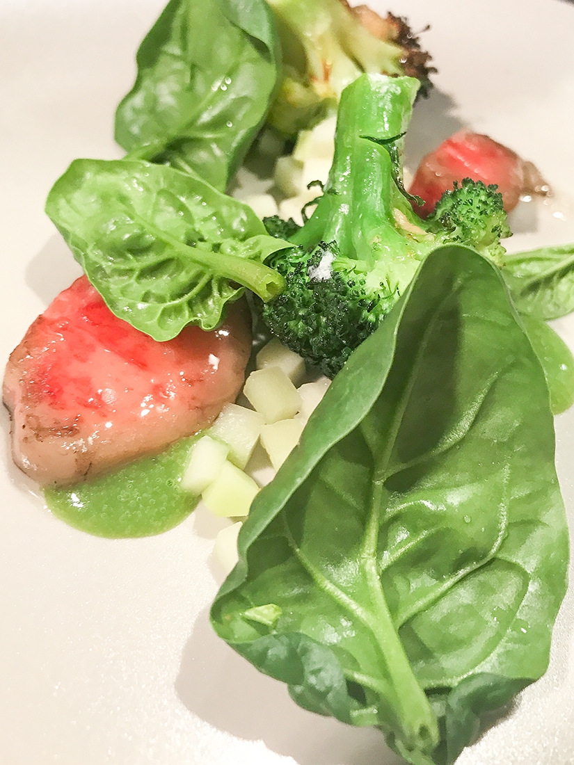 Galleria fotografica






L'ingresso di Eataly Smeraldo a Milano, vestito a festa per il decennale. Il primo Eataly aprì al Lingotto di Torino il 27 gennaio 2007. Milano inaugurò nel marzo 2014









121 i coperti della cena celebrativa milanese, distribuiti al secondo piano









Antonia Klugmann si prepara









Foto di gruppo prima della cena. Si incaricano dell'introduzione della serata, dei cuochi e dei piatti Stefano Murialdo, direttore di Eataly Milano (al centro) e Gabriele Zanatta di Identità Golose (a sinistra)









Bartolini, Tokuyoshi, Berton, Ruggieri e Tassa









Ruggieri, Tassa, Klugmann e Varese














Enrico Bartolini









Klugmann e Tassa














Tutti al posto, si comincia









L'entrée di 4 assaggi di Andrea Berton: Focaccia con burro all’olio e alice marinata, Parmigiana di melanzane, Bon bon di baccalà al nero e Panino al vapore con barbabietola









Patata soffice uovo e uova di Enrico Bartolini






