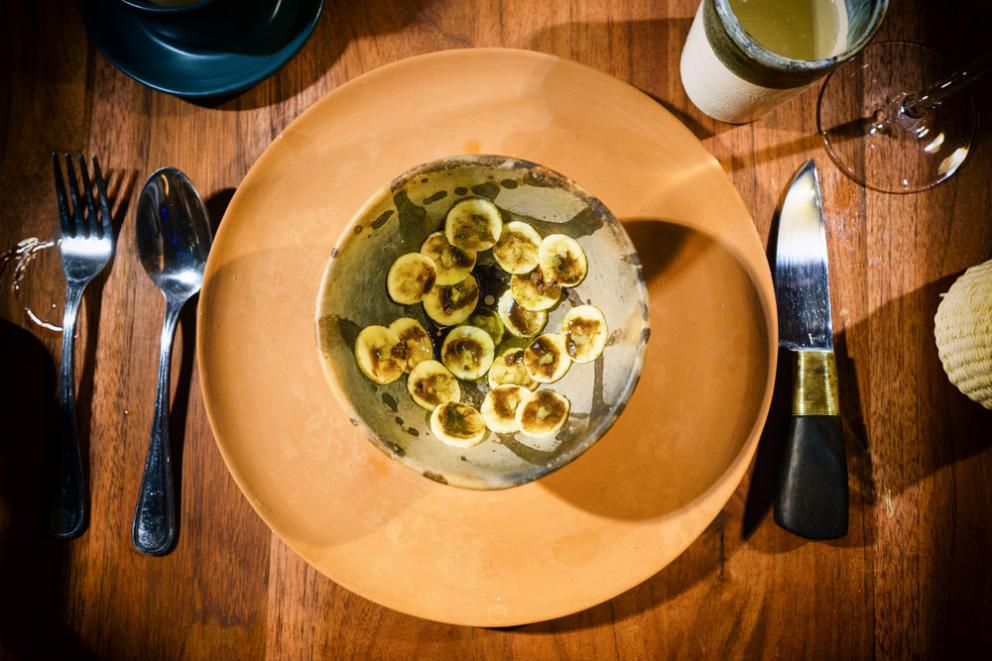 Galleria fotograficaChampagne&nbsp;Louis Roederer&nbsp;2009, Blanc de blancs
Pi&ntilde;uela e tamarindo
Pi&ntilde;uela&nbsp;e tamarindo, da vicino
Vongola regina dal golfo di California
La vongola da vicino
Saluto con pomodori disidratati e chapulines&nbsp;
Brodo freddo di masa con lime e fiori del momento
Mead, birrificio&nbsp;Escollo, stato di&nbsp;Quer&eacute;taro
Cocco giovane e caviale
Vino: Presencia Casual 2014, da uve Semillon,&nbsp;Luis-Antoine Luyt, Cile
Frutta tropicale e Chile de arbol (peperoncino Coda di topo)
Frutta locale
