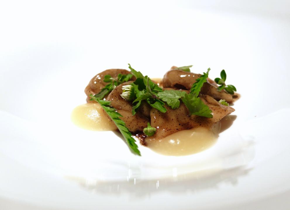 Galleria fotografica






La nostra splendida cena da Antonia Klugmann nelle foto di Tanio Liotta. Si inizia con Fagottino di bieta sbollentata, carota candita, curcuma, peperoncino, succo di limone e trifoglio









Cozza di Sistiana, bottarga (in gel e grattugiata), zenzero candito, prezzemolo, coriandolo e nigella: buonissimo









Baccalà mantecato e rapa rossa: il baccalà mantecato con evo, tre espressioni della rapa (centrifugata, cruda tagliata sottile e affumicata)









Gambero rosa crudo e friggitello alla fiamma, salsa del friggitello, bisque di gambero, dragoncello









Midollo di manzo e cime di broccolo, il suo gambo in salamoia, una sua centrifuga, la foglia spadellata, silene, olio, polvere e purea di bergamotto: piatto indimenticabile









Insalata: asparagi verdi sbollentati e poi scottati in padella, lattuga dell'orto, borragine essiccata, il suo gambo cotto in acqua e burro, stellina odorosa, centrifuga di acetosa. Altro piatto da Oscar, la composizione cambia di giorno in giorno, dipende da quello che si trova









Golosità pura, ma anche soavità da grandissima cucina: Fegato e cuore di agnello alla brace in retina di maiale, fave e piselli croccanti, germogli di pisello, crema all'aglio dolce









Trippa fagioli, polvere bruciata ed edera: la trippa è la cosiddetta cuffia, viene bollita in modo classico nel brodo vegetale, quindi tagliata a fettuccine e rosolata, poi bollita di nuovo in brodo di ossa di maiale affumicate. Quindi cenere di sedano nero, carote e cipolle, edera di campo raccolta la mattina stessa, fagioli borlotti «del nostro giardino». Altro grandissimo piatto, come rendere la trippa elegante e complessa









Spaghetti alla seppia e il suo nero, «questo è comfort food» ci dice Romano De Feo. Ma buonissimo: lo spaghetto di Gragnano viene mantecato in una salsa al fegato di seppia, quindi pepe del Nepal per una nota agrumata, il nero e la seppia cruda









Un nuovo risotto: Riso Motta, parmigiano, spinacino selvatico cotto e crudo, olio al ginepro, saba al parmigiano e grappa. «Questo è un piatto che mi è venuto in mente durante una degustazione alla Premiata Distilleria Pagura 1879 di Castions di Zoppola», la più antica del Friuli. Interessantissimo, noi ci sentiamo persino il profumo del panettone









Asparago bianco, acqua di mandorle e fiori di rosmarino: l'asparago viene messo nella stagnola e cotto al forno con poco burro, in modo da farlo restare umido ma donargli una nota grigliata. Poi c'è anche un po' di sambuco









Lasagnetta aperta all'aglio orsino e sclopit (la parola friulana per la silene): gli aromi sono già nell'impasto, la pasta non viene mantecata, quindi crema di ortica, una battuta di bruscandoli, erba di San Pietro, semi di aglio orsino per una nota croccante. Pura vegetalità, di classe









Guancia bollita nella birra, asparagi selvatici









Cremoso alla carruba, miele e semi di sesamo, lino, girasole, zucca






