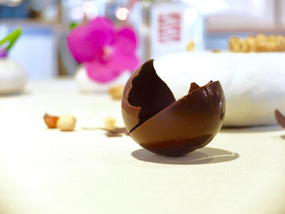 Galleria fotograficaUn pranzo spettacolare grazie a Michela ed Emanuele Scarello. Lo raccontano gli scatti di Tanio Liotta. S'inizia con gli appetizer: Sfera di zucchine trifolate e gel di menta, Cono di insalata russa e farina di ceci, Cialda di fagioli, lenticchie e amaranto e patate di Godia, Spugna di erbe verdi e cipolla fondente, Meringa al formaggio soffiato, Croccante di pistacchi, Grana Padano e caff&eacute;. E ancora: prosciutto crudo San Daniele Dall'Ava, grissini di polenta, ricotta fresca con erba cipollina
Gocce di cipolla con siero di latte, aglio orsino e caviale: piatto insieme delicato e di classe
Parfait di seppia con il suo nero e tuorlo candito al burro. La seppia &egrave; prima cotta a poi tostata, la consistenza perfetta
Solo d&rsquo;alghe,&nbsp;la mia insalata di mare: piatto indimenticabile, &laquo;non ci sono cozze, seppie n&eacute; rucola&raquo;, bens&igrave; sette tipi d'alga e quattro piante alofite, poi panna cotta salata al bergamotto, maionese d'agrumi, yogurt al pompelmo... Quindi acqua di mare, si degusta con un vermuth agricolo Santon aromatizzato al santonego, ossia l'artemisia di Grado. Eccelso, il piatto compie un anno di vita, &laquo;ne dedichiamo ogni anno uno al mare&raquo;
Erbe di campo&nbsp;con tartare di crostacei e brodo d&rsquo;asparagi
Tortelli di carciofo violetto&nbsp;con filetto d&rsquo;agnello, aglio dolce e crema soffice di topinambur
Traduzione della Tradizione:&nbsp;la pasta e fagioli di Scarello, con aglio gentile e aria di Grana Padano
Scarello&nbsp;rielabora&nbsp;cos&igrave;, in modo magistrale, un risotto all'ossobuco, con crema soffice allo zafferano e fondo di stinco
Bon bon&nbsp;di foie gras e polvere di lamponi. La pasta &egrave; fatta con latte e kuzu, un amido che deriva da una pianta d'origine asiatica
La via delle spezie:&nbsp;piccione con caff&egrave;, macis, curcuma, cardamomo e coriandolo. Grandissimo piatto, &laquo;Udine&nbsp;&egrave; sulla via dei cramars, ossia dei mercanti di spezie carnici che da Venezia portavano le loro mercanzie&nbsp;al Nord Europa&raquo;
Foglie di salvia, finocchio, kaffir lime, menta, fiore di loto e nasturzio prima essiccate e poi passate nello zucchero
Crema di riso,&nbsp;gelato di limone bruciato e olive taggiasche
Cioccolato Ivoire&nbsp;con sedano, finocchio e mela verde&nbsp;accompagnato da una sfera di yogurt e zenzero
Torta di frutta secca e semi di zucca
Toffee di caramello e cioccolato fondente e cremini alla nocciola
