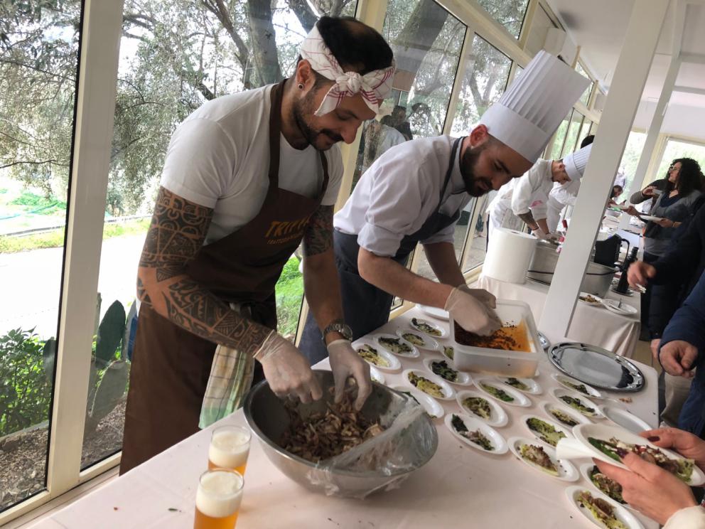 Galleria fotografica






La cena prologo di Pig Calabria è stata preparata al De Gustibus di Palmi. Nella foto Armando e Maurizio Sciarrone, figlio e padre









Padre e figlio della Macelleria Arturo di Campo Calabro (Reggio Calabria) preparano la caddara tradizionale a Villa Rossi. A sobbolire, le frittole, tutti i tagli del maiale









Luca Abbruzzino, chef del ristorante Abbruzzino di Catanzaro, tra Enzo e Renato Ioppolo della Macelleria Fratelli Ioppolo di San Giorgio Morgete (Reggio Calabria), telefono +39.0966.935101









Il motto è noto: del maiale non si butta via nulla









Luciano Monosilio (Pipero, Roma) prepara il su Bao ai piedini di maiale con salsa thai









E intanto fuori la caddara sobbolle









Sulla postazione di Angelo Sabatelli (Angelo Sabatelli, Putignano, Bari), girelle di topinambur e una montagna di ‘nduja









Ruggiero mette a punto la Cotenna soffiata









Costina di maiale glassata col liquido di cottura della frittola, aglio fermentato, puntarelle di Antonio Biafora (Biafora, San Giovanni in Fiore, Cosenza)









Costina glassata e crumble di pane alla camomilla di Gennaro Di Pace, Osteria di Porta del Vaglio a Saracena (Cosenza)









Taco di castagna, maiale, mela verde e maionese di ostriche di Luca Abbruzzino









Cotenna soffiata con mentuccia, provolone, sardella alla ‘nduja, limone e arancia di Mauricio Zillo (A Mere, Parigi)









Pancia di maiale fondente, spuma di patate, amaro del capo, finocchietto, capperi e meringa alle olive di Giacomo Sacchetto, sous chef di Casa Perbellini a Verona






