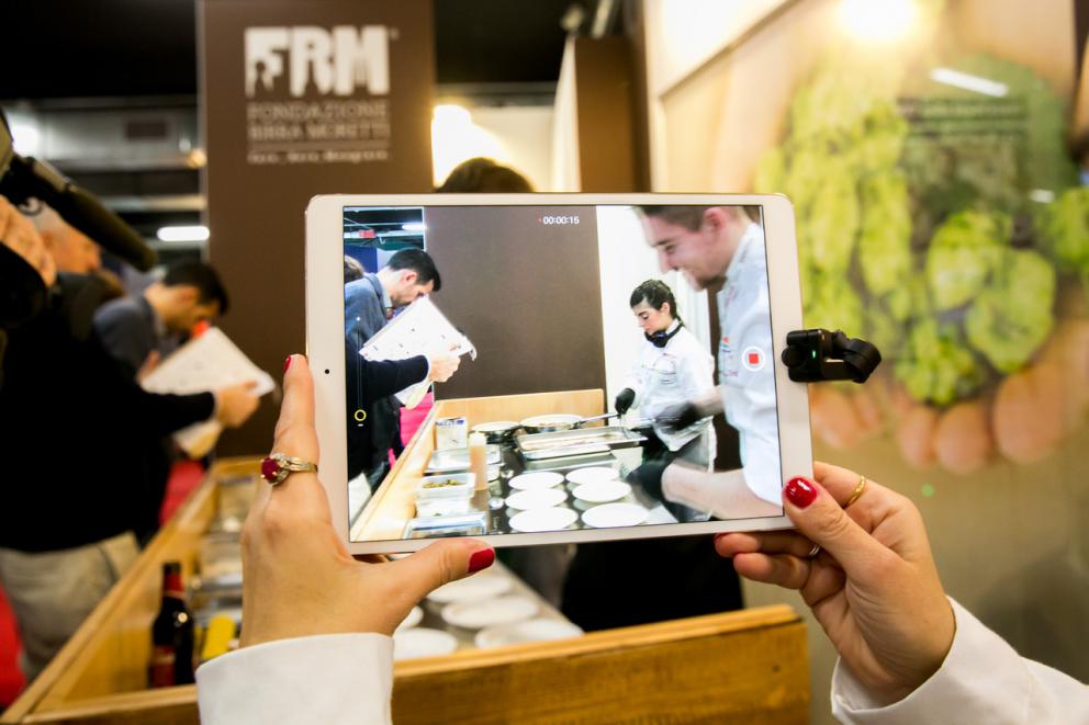 Galleria fotografica






Yannick Alléno davantin allo stand S.Pellegrino "The Experienze Table"









Matteo Lunelli, Oscar Farinetti, Francesco Cerea e, seduti, Josep Roca e Antonio Santini









Francesca Romana Barberini allo stand Petra Molino Quaglia









Massimo Bottura & selfie









Franco Pepe e Carlo Cracco









Fabrizio Ferrari e Nicola Fossaceca allo stand della Fondazione Birra Moretti









Gran folla: là in fondo c'è Pino Cuttaia...









Stand del Consorzio Tutela Grana Padano Dop, con Elisabetta Serraiotto









Paolo Parisi, Simone Rugiati & friends









Elio Sironi alla The Experience Table, che ha servito 800 coperti in tre giorni









Selfie con Viviana Varese e Francesca Romana Barberini



















Paolo Griffa









Oscar Farinetti e Claudio Ceroni









Yannick Alléno, Camilla Lunelli, Davide Oldani









Annie Féolde, Franco Pepe









Ri-Bottura da Lavazza






