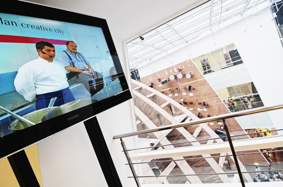 Galleria fotografica






Federico Graziani e Alessandro Negrini, sommelier e chef de Il Luogo di Aimo e Nadia a Milano








La lezione di Alessandro Negrini








Il Risotto carnaroli in guazzetto di mare di Alessandro Negrini








Il cooking show di Andrea Berton, chef del Trussardi alla Scala a Milano








Gli spaghetti alla chitarra di Andrea Berton








Gli spaghetti alla chitarra di Andrea Berton








Elio Sironi, chef del Bulgari a Milano








Il cooking show di Pietro Leemann, chef del Joia a Milano








La preparazione del Raviolo a mano di Pietro Leemann








Il Raviolo a mano di Pietro Leemann








Zuccherino, dessert servito da Pietro Leemann








Paolo Marchi introduce Giacomo Gallina, chef del Bice a Milano








La preparazione del lunch di Giacomo Gallina








Le Ranocchie riavvolte al burro d'erbe con timballo di crescione e aglietto di Giacomo Gallina





